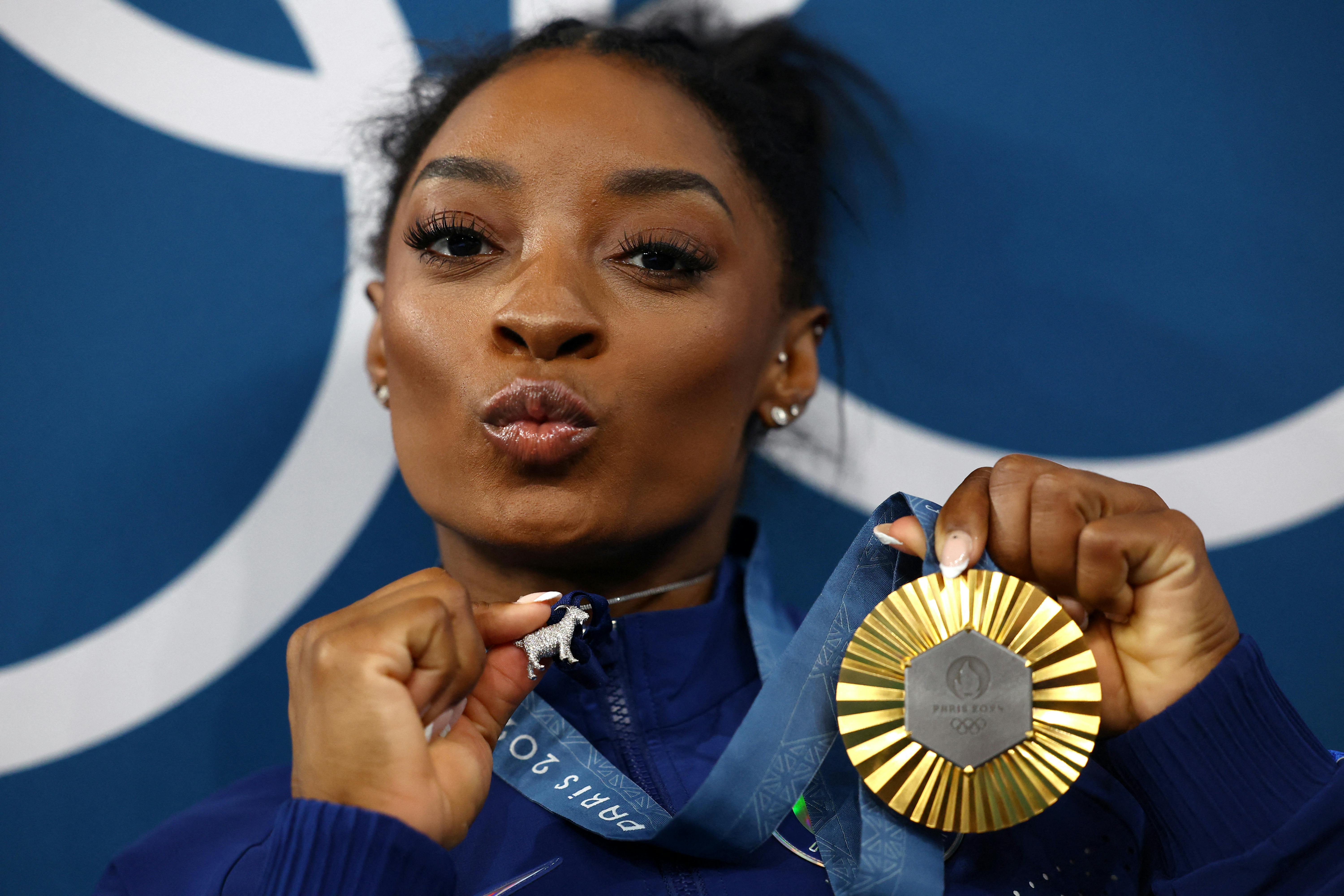 Simone Biles fremviser halskæde efter OL-triumf.