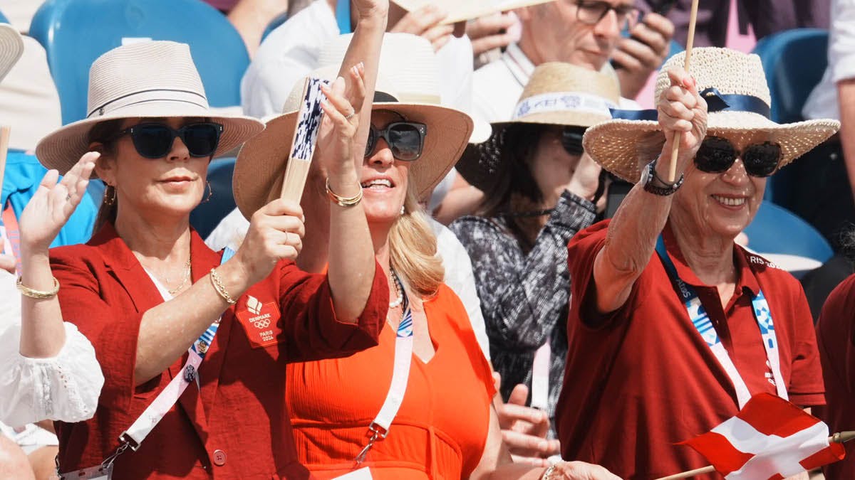 Dronning Mary og prinsesse Benedikte jublede i vilden sky. 