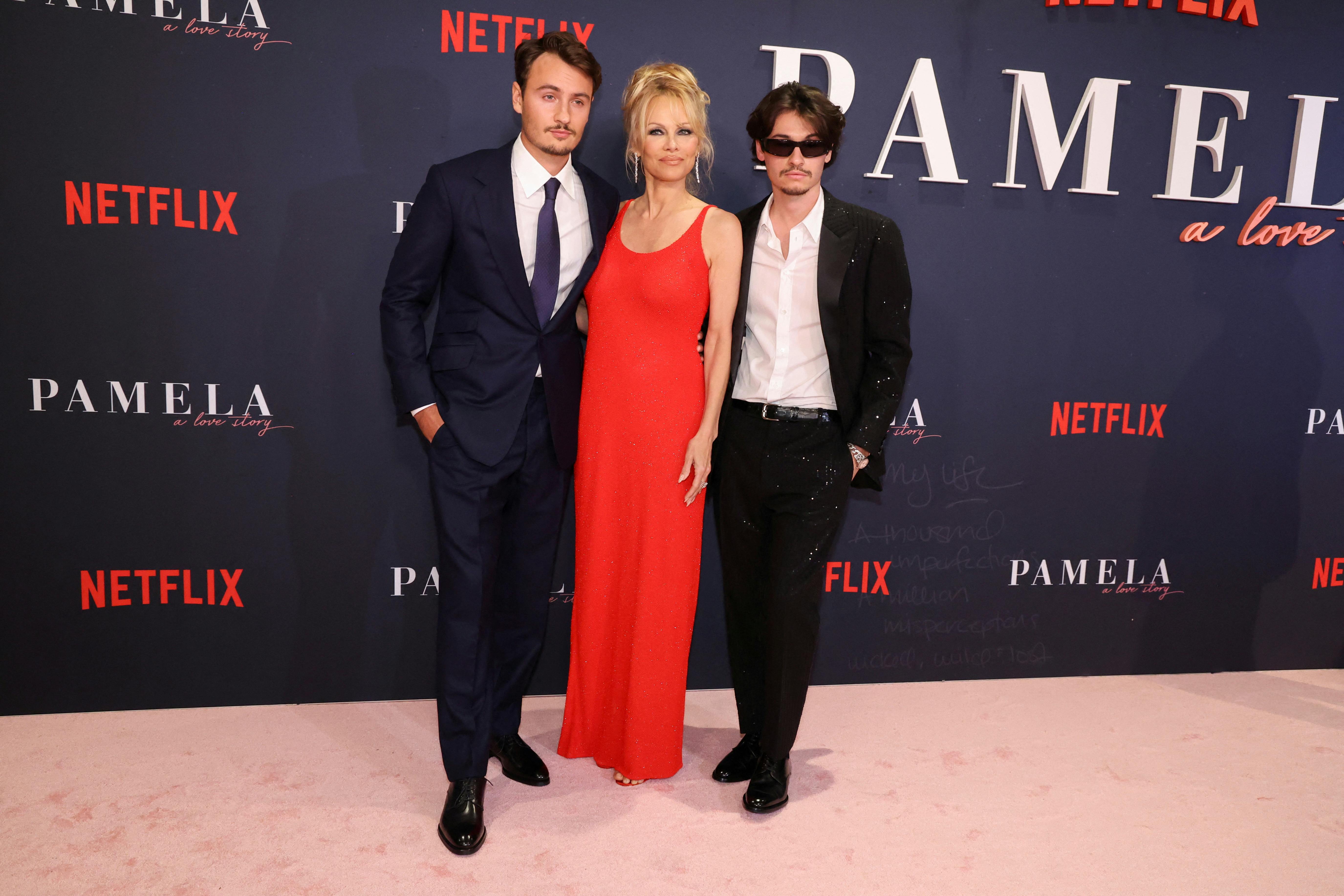 Pamela Anderson med begge sine sønner, Brandon Thomas Lee og Dylan Jagger Lee.