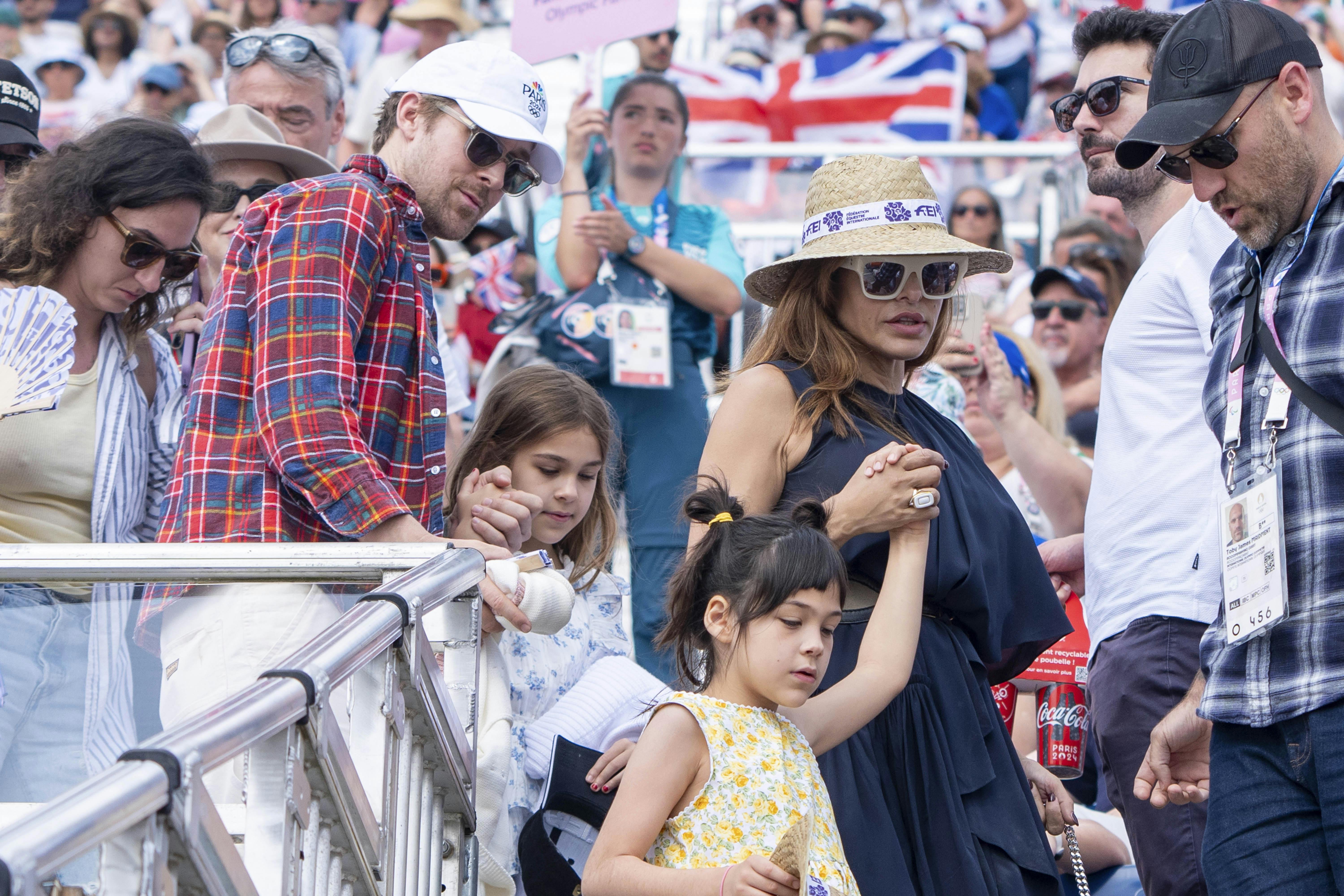 Ryan Gosling, Eva Mendes og deres børn til dressurfinalen.