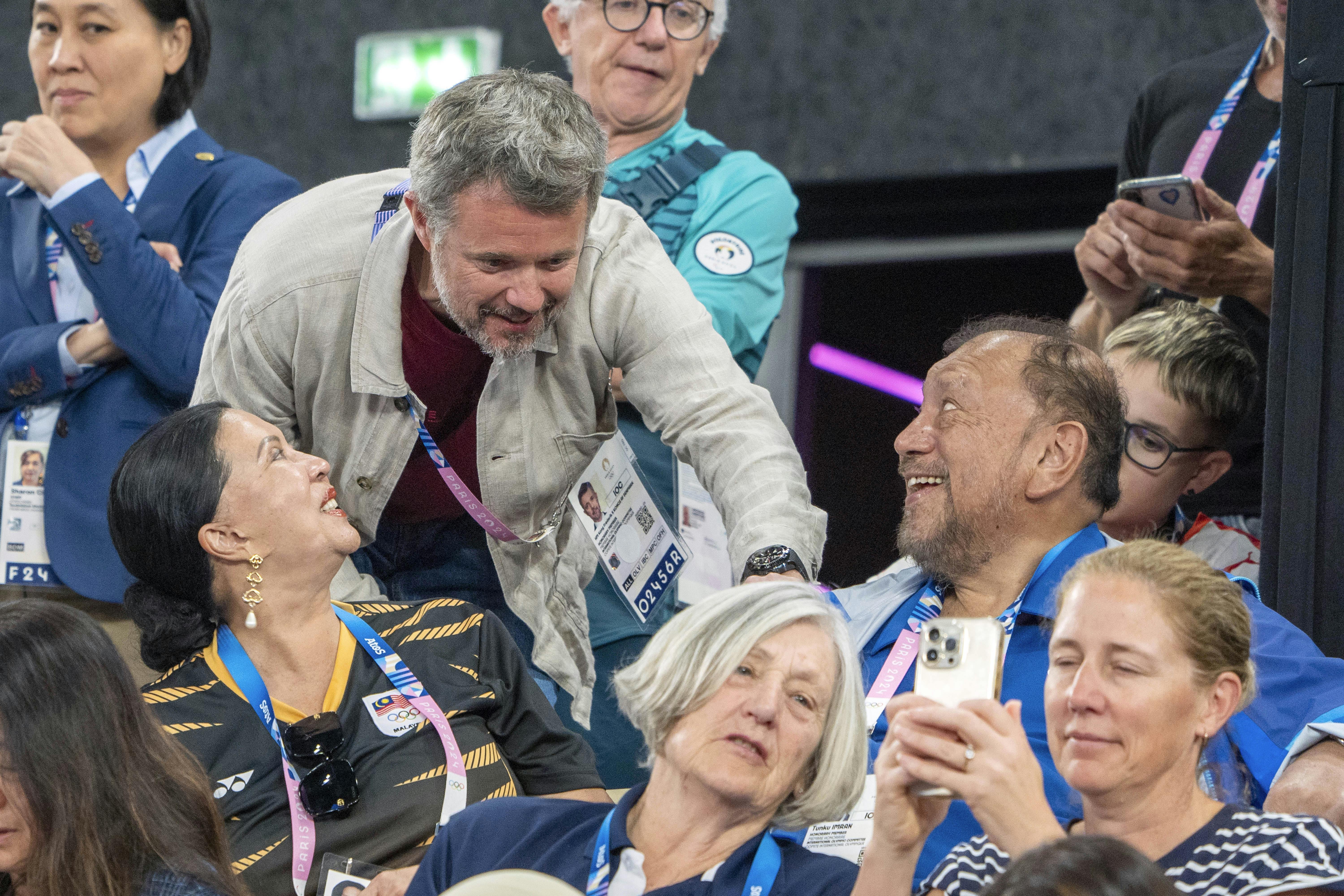 OL Paris 2024Viktor Axelsen sikrede Danmark sin første OL-guld medalje i ParisKong Frederik og Prinsesse Benedikte var også i hallen.