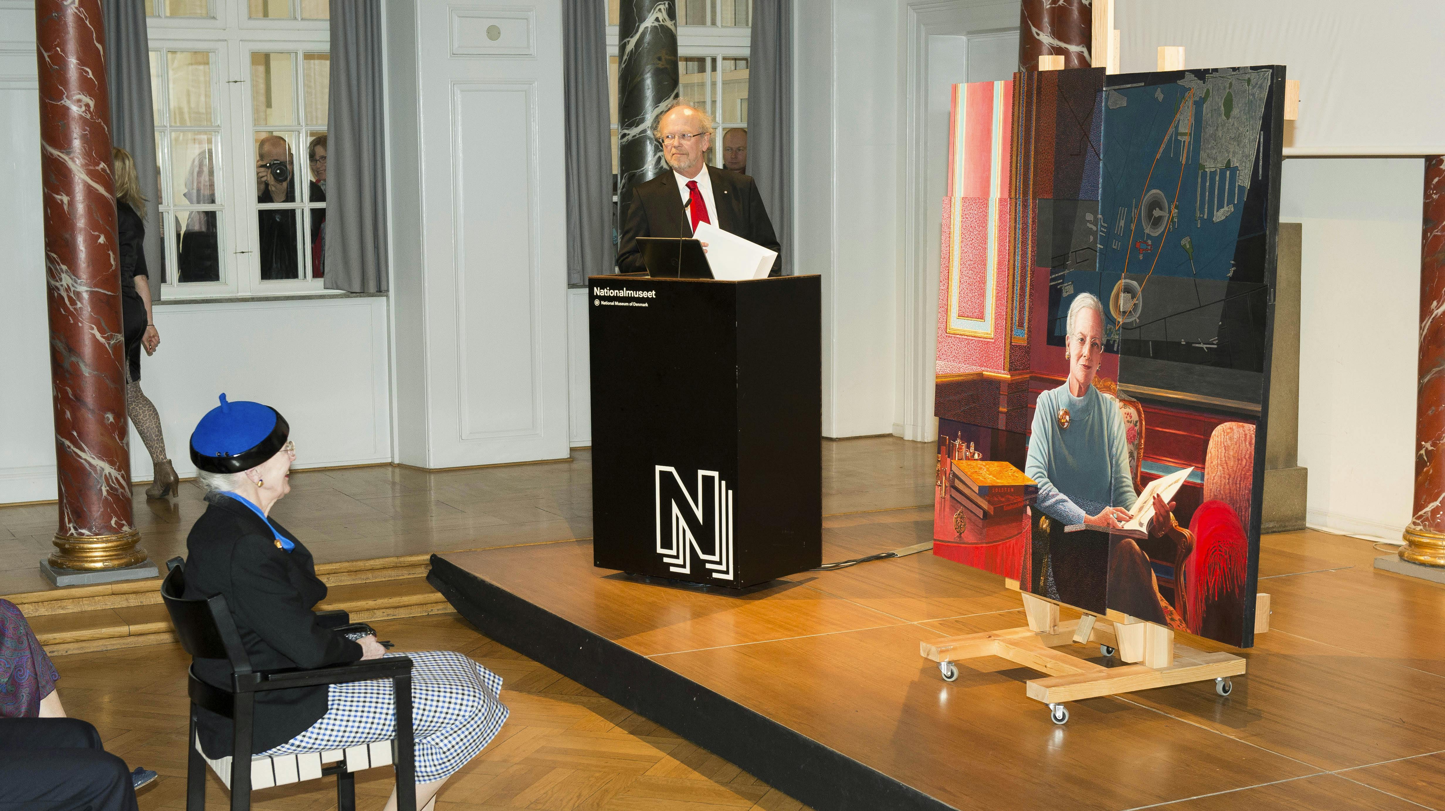 Dronning Margrethes 75-års fødselsdag. I forbindelse med dronningens 75-års fødselsdag har Nationalmuseet skænket et nyt portræt af Majestæten malet af kunstneren Lars Physant. Nationalmuseets direktør Per Kristian Madsen holder tale.