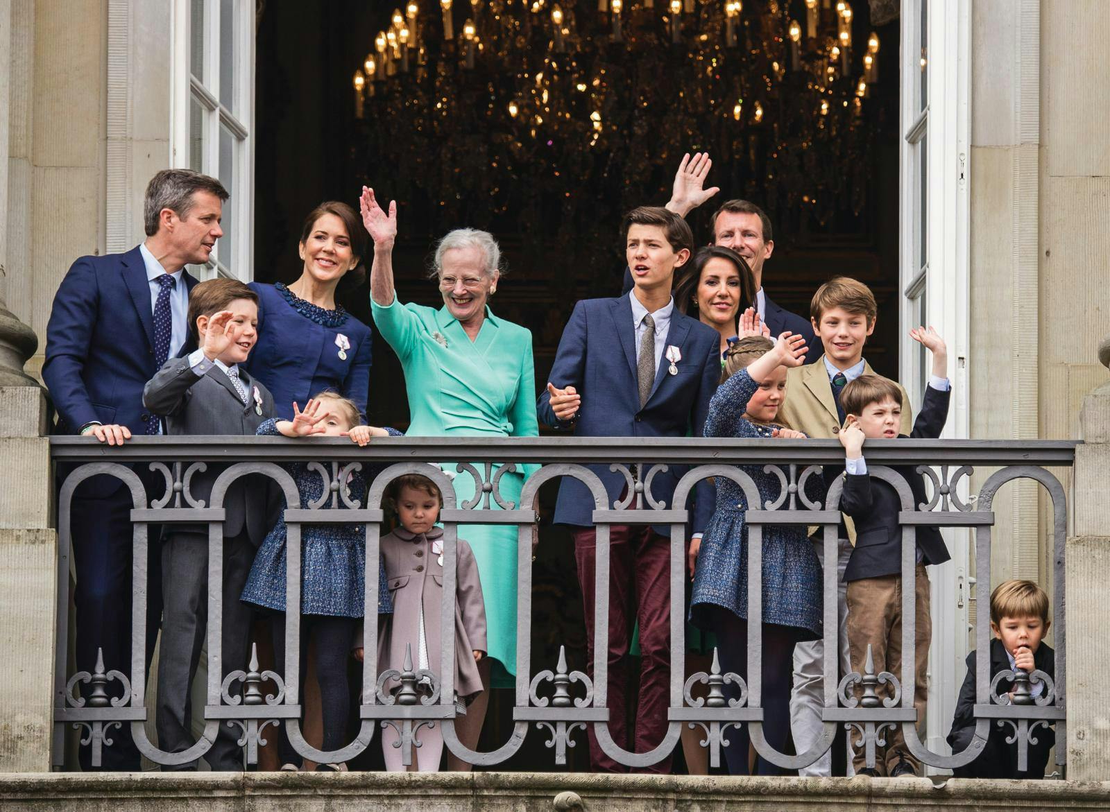 Dronning Margrethe fejret på sin 75-års fødselsdag på balkonen på Amalienborg Slot omgivet af sin familie