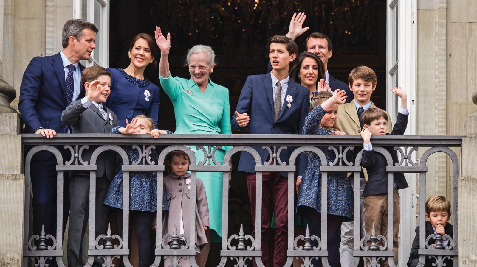 Dronning Margrethe fejret på sin 75-års fødselsdag på balkonen på Amalienborg Slot omgivet af sin familie