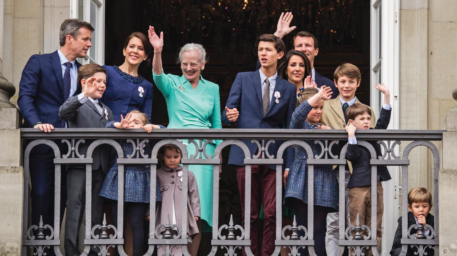 Dronning Margrethe fejret på sin 75-års fødselsdag på balkonen på Amalienborg Slot omgivet af sin familie