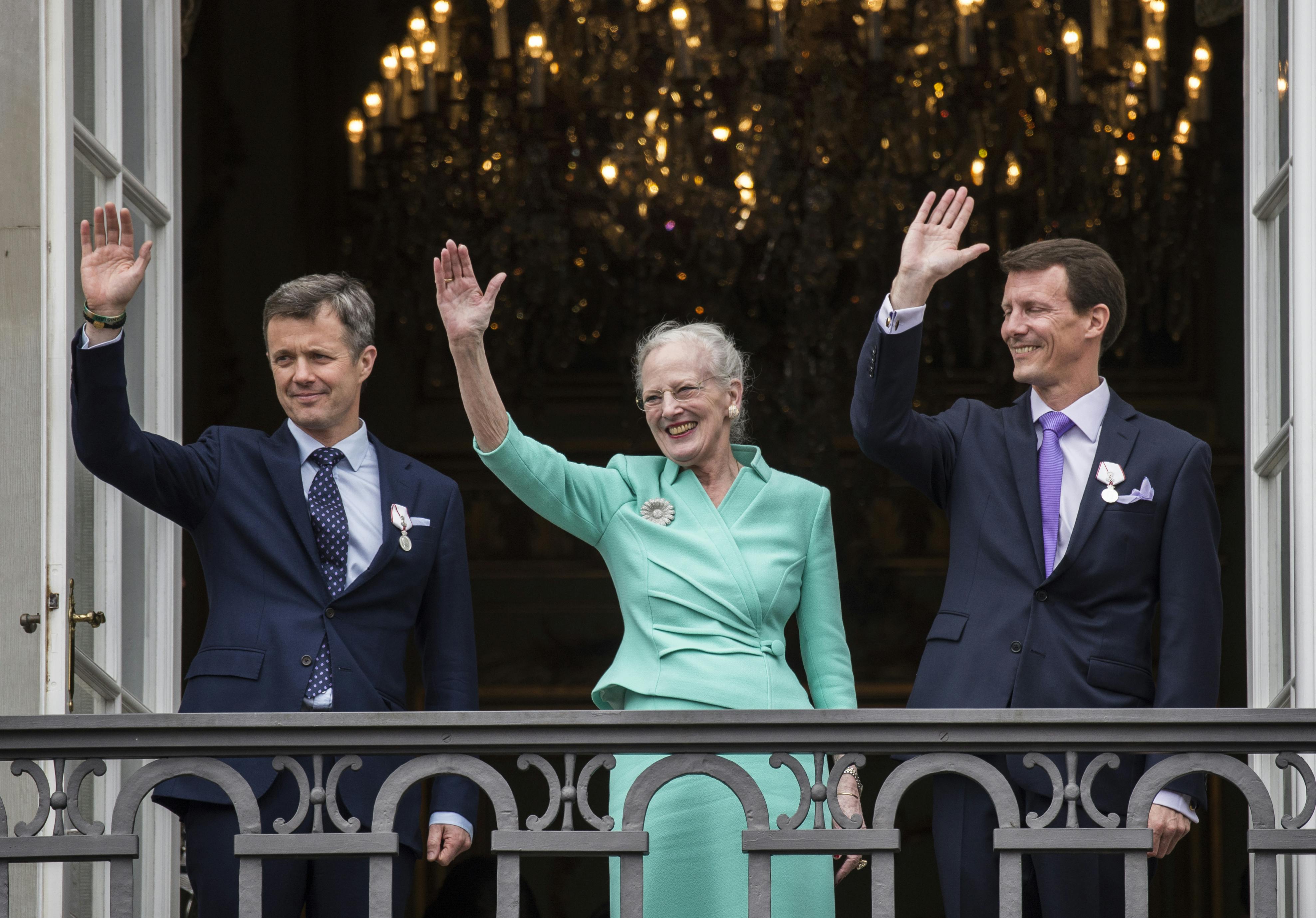 Dronning Margrethe hyldes på balkonen på Amalienborg i anledning af sin 75-års fødselsdag.Dronningen vinker fra balkonen omgivet af kronprins Frederik og prins Joachim.