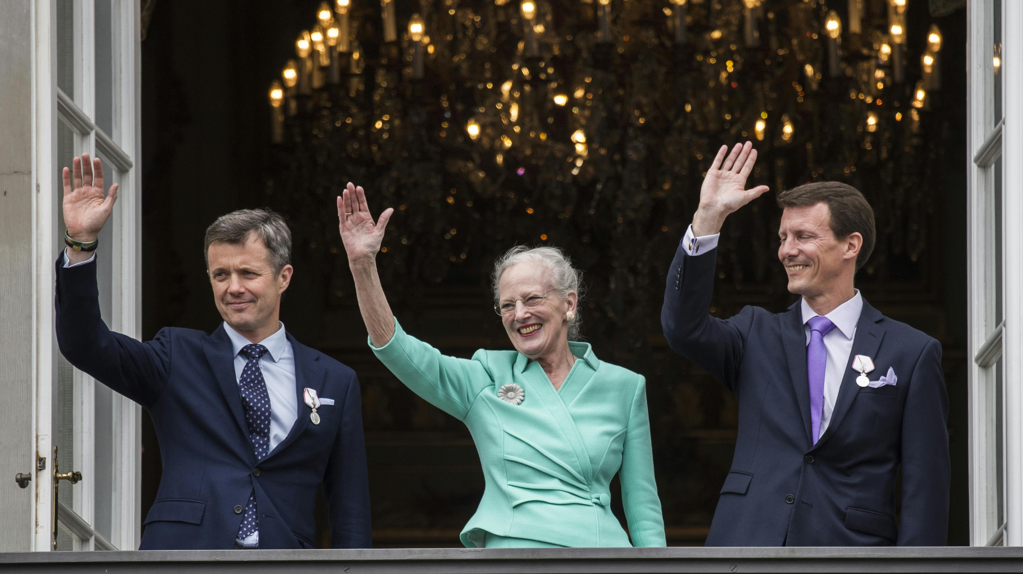 Dronning Margrethe hyldes på balkonen på Amalienborg i anledning af sin 75-års fødselsdag.Dronningen vinker fra balkonen omgivet af kronprins Frederik og prins Joachim.