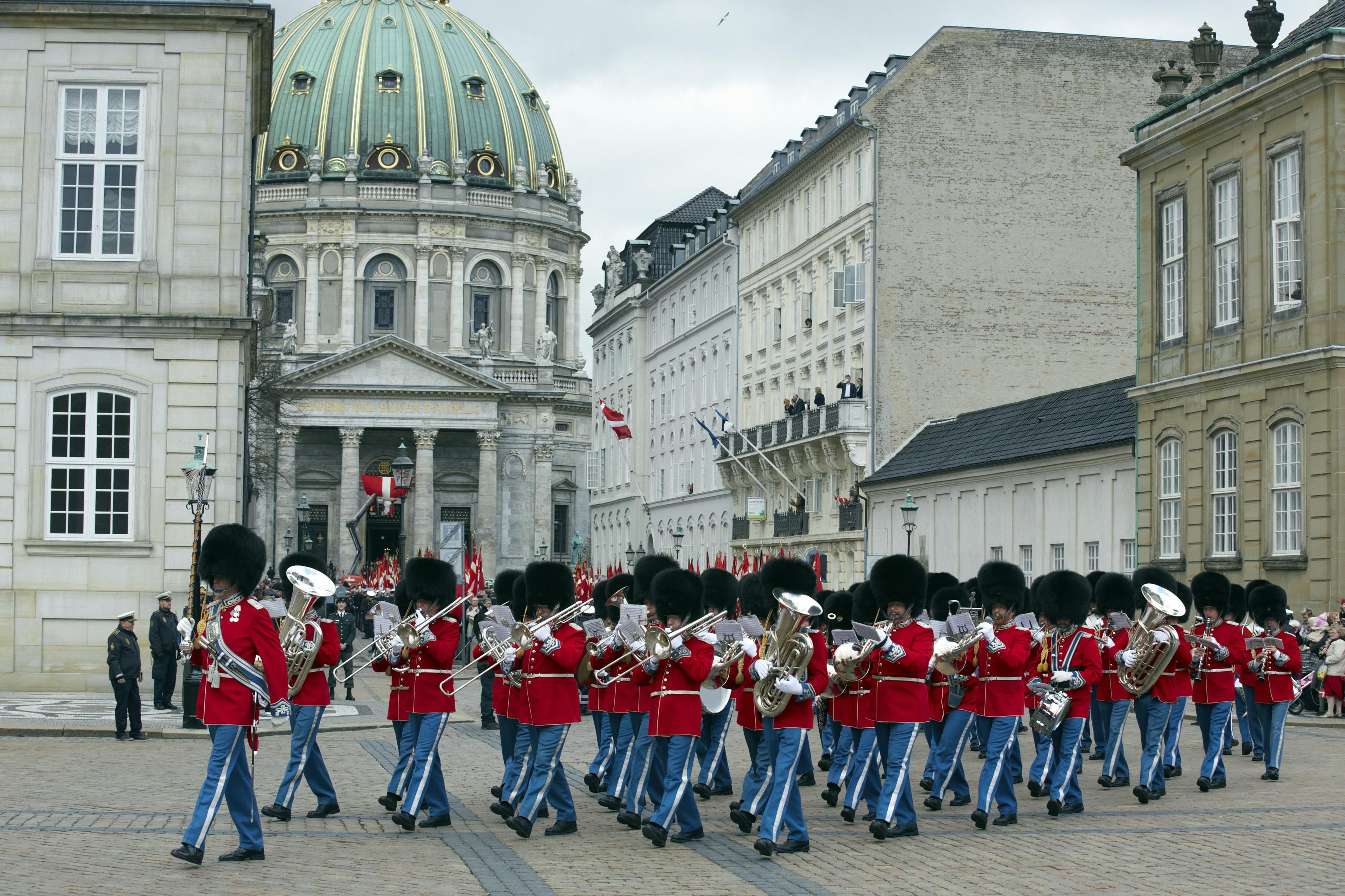 Dronning Margrethe hyldes på balkonen på Amalienborg i anledning af sin 75-års fødselsdag. Den Kongelige Livgardes Musikkorps.