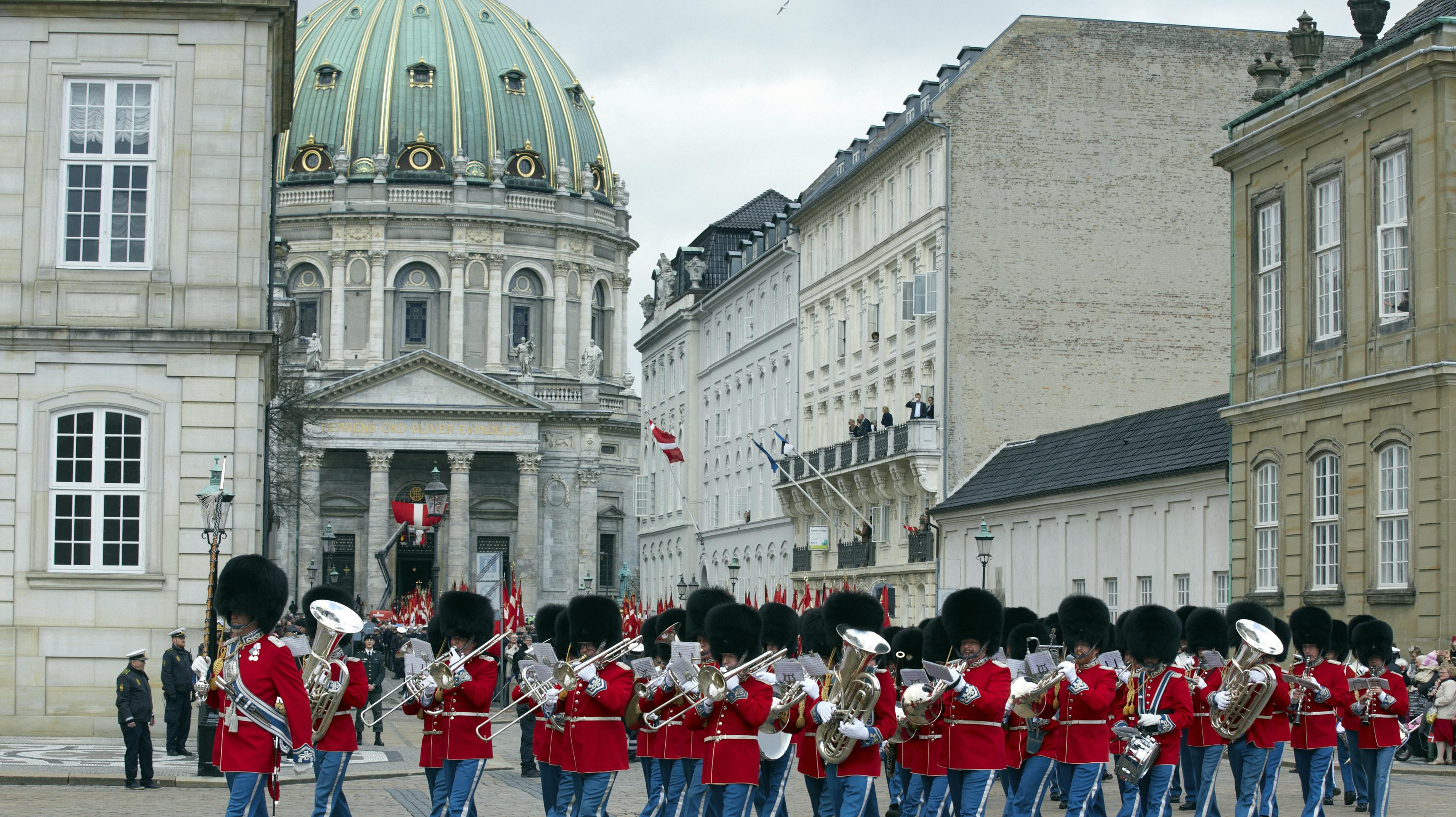 Dronning Margrethe hyldes på balkonen på Amalienborg i anledning af sin 75-års fødselsdag. Den Kongelige Livgardes Musikkorps.