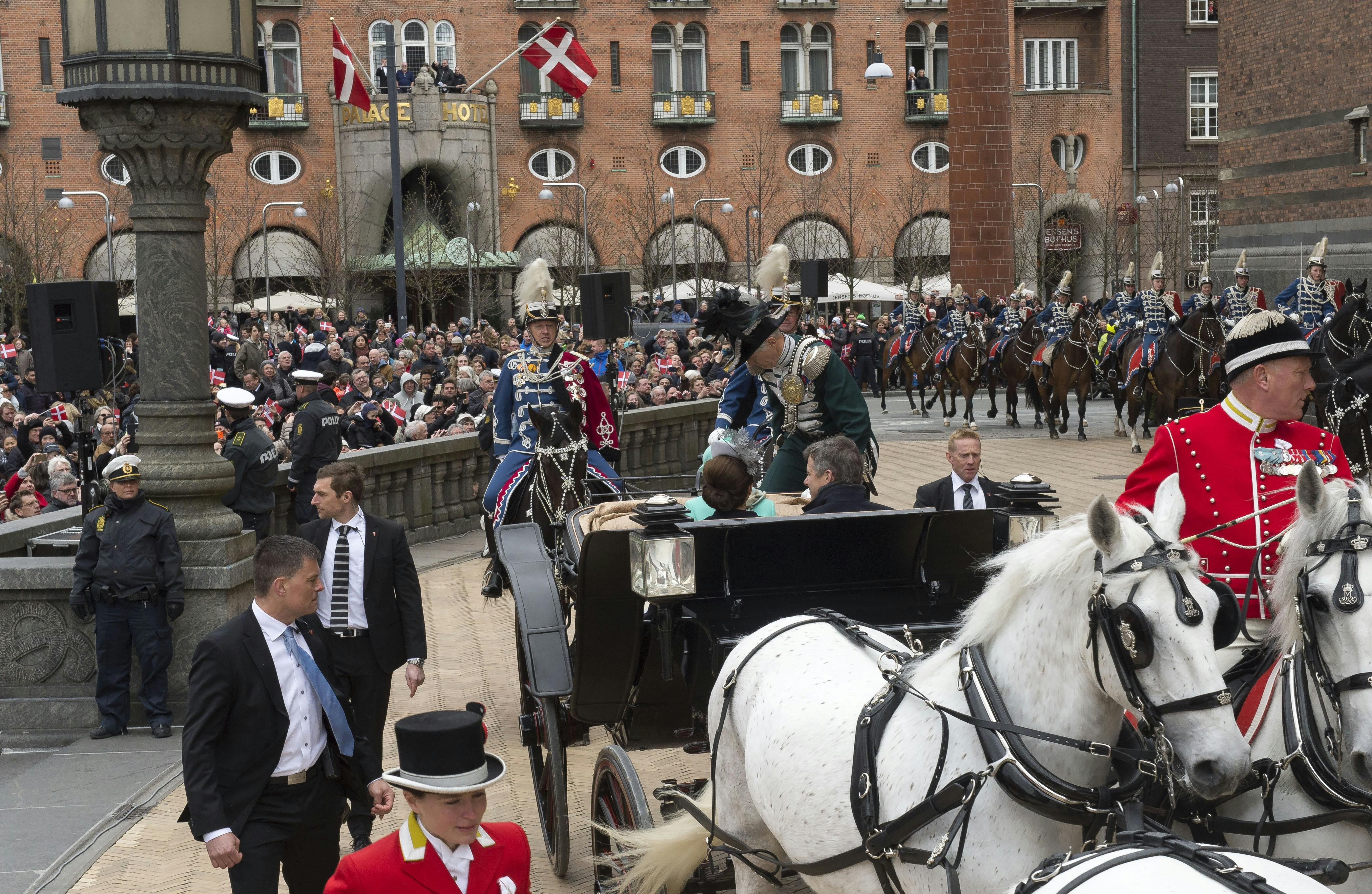 Dronning Margrethes 75-års fødselsdag. Frokostreception på Københavns Rådhus. Gæsterne ankommer til Rådhuset i kraftigt blæsevejr. Dronning Margrethe og kronprinsesseparret ankommer i karet.