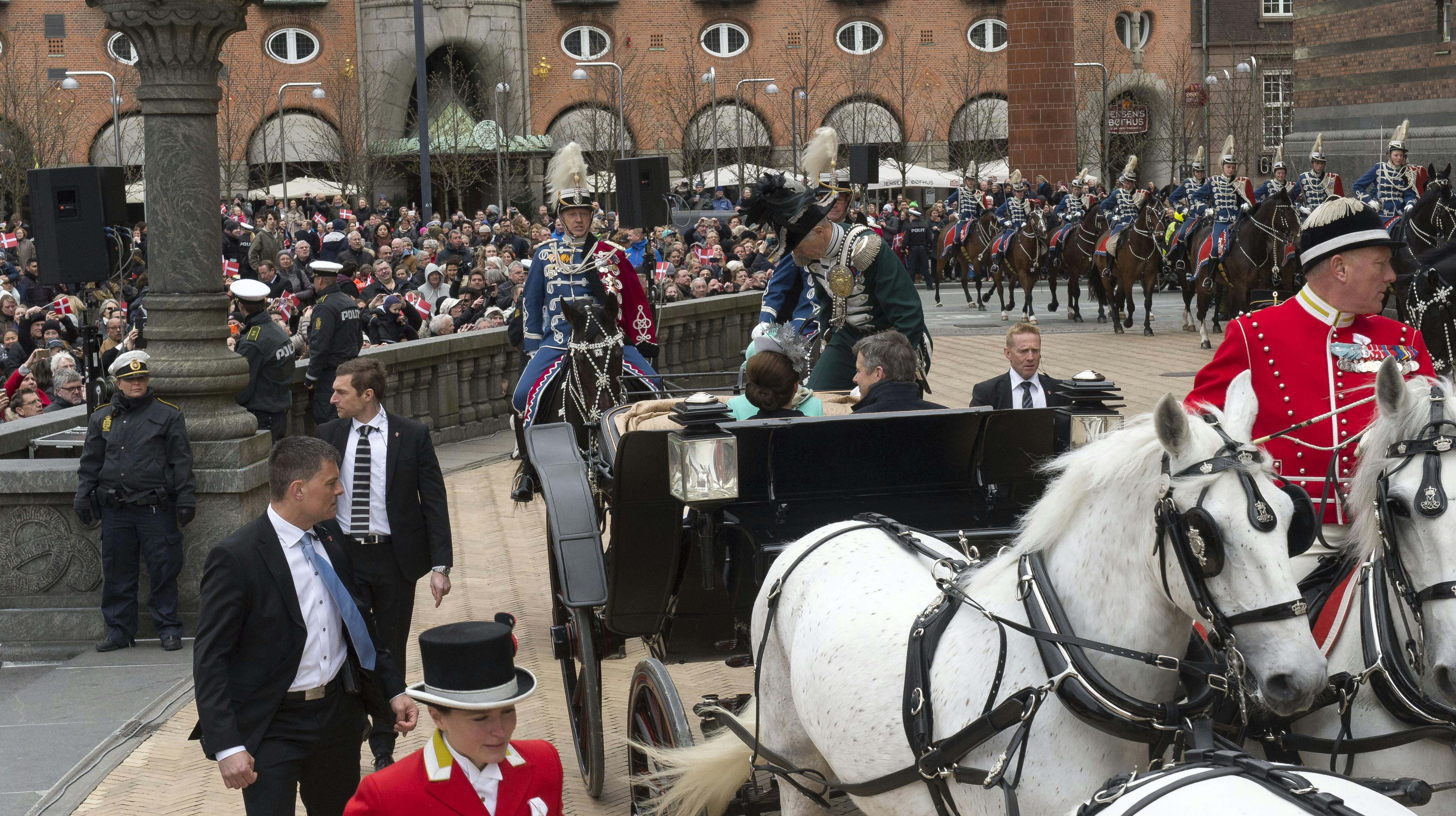 Dronning Margrethes 75-års fødselsdag. Frokostreception på Københavns Rådhus. Gæsterne ankommer til Rådhuset i kraftigt blæsevejr. Dronning Margrethe og kronprinsesseparret ankommer i karet.