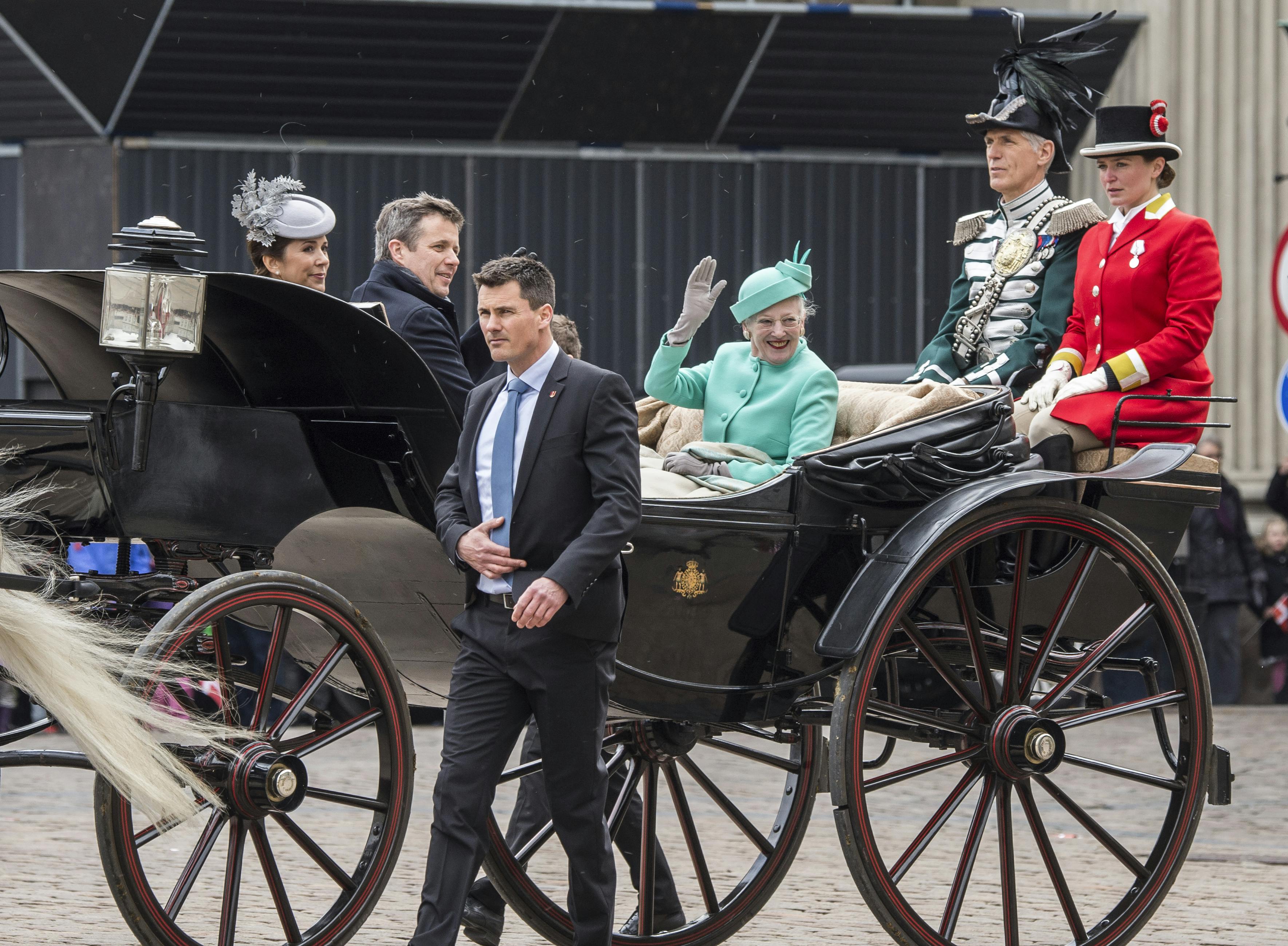 Dronning Margrethes 75-års fødselsdag fejres bl.a. med en karettur fra Amalienborg til Københavns Rådhus. Kronprinseparret er med i den åbne karet.