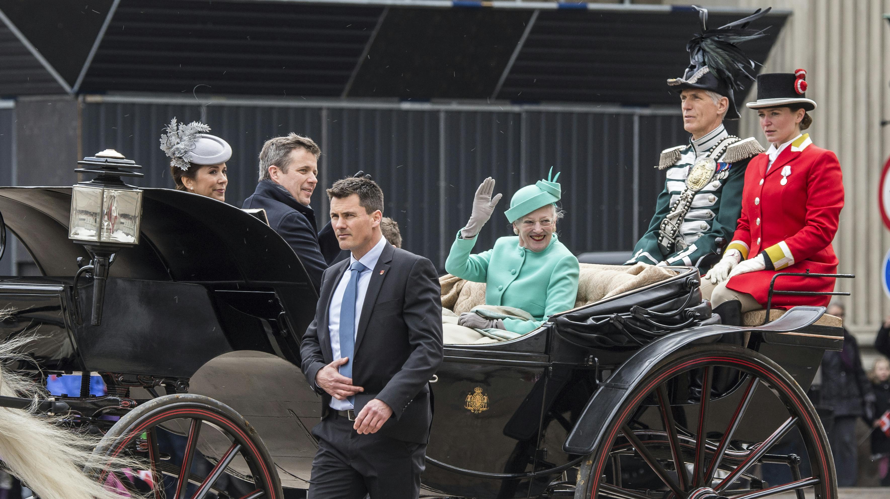 Dronning Margrethes 75-års fødselsdag fejres bl.a. med en karettur fra Amalienborg til Københavns Rådhus. Kronprinseparret er med i den åbne karet.