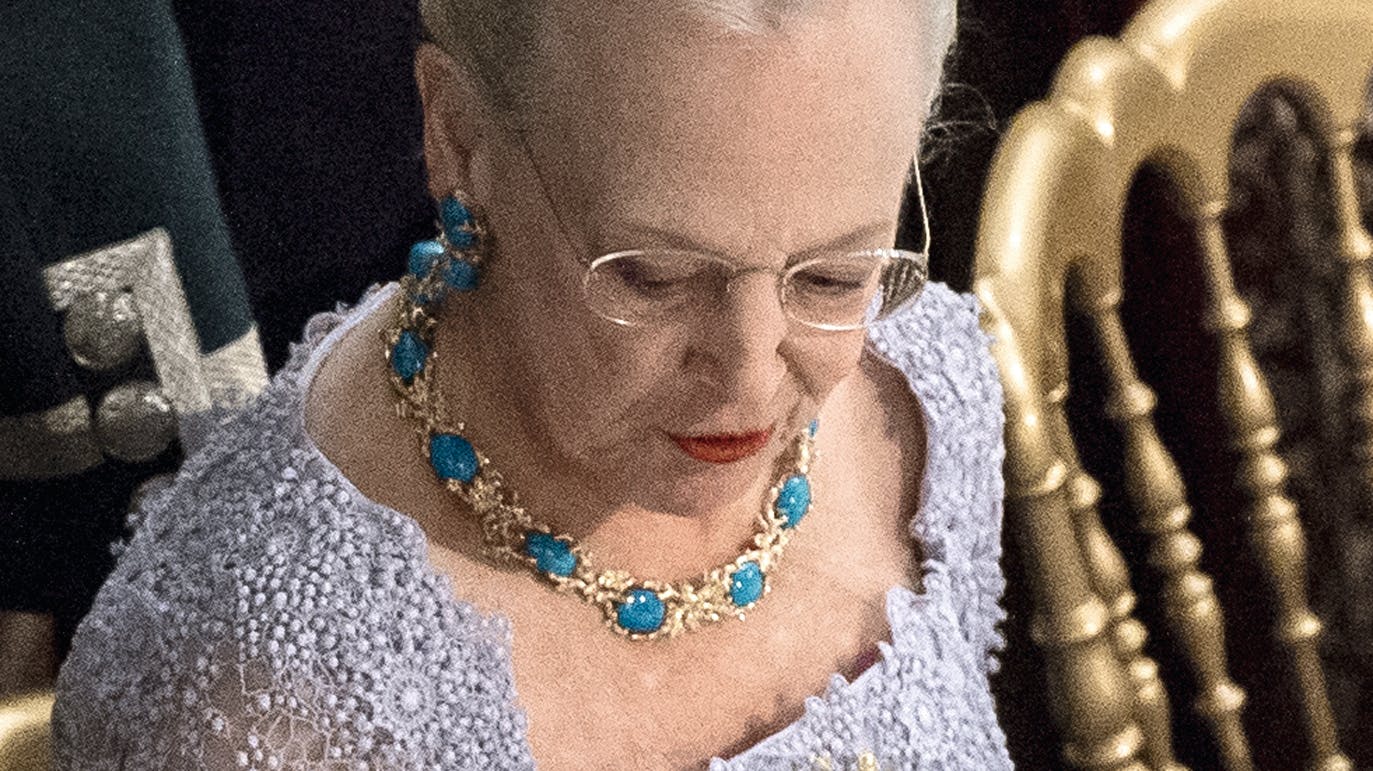 Dronning Margrethe med sin fødselsdagsgave fra prins Henrik