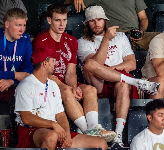 Mikkel Hansen i OL-badmintonhallen med holdkammerater