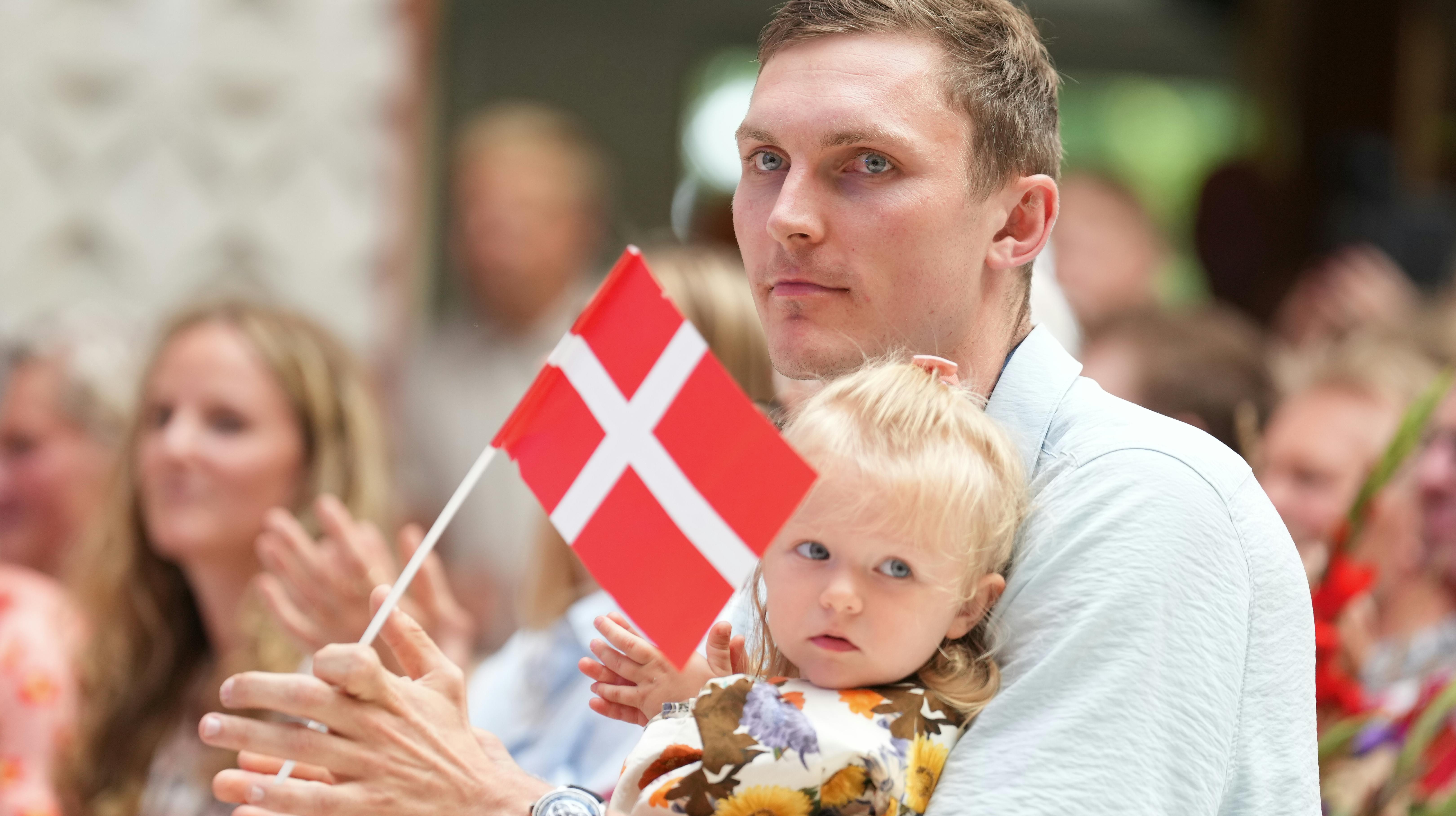 Viktor Axelsen og datteren Aya. 