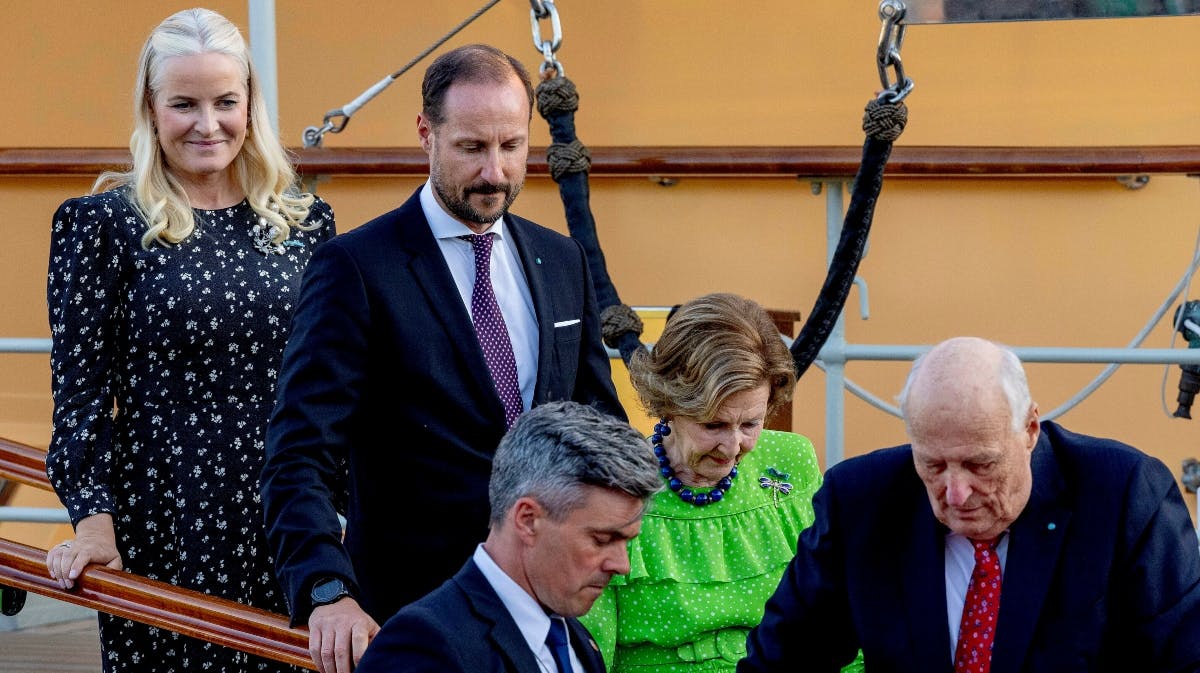 Kongeparret med kronprinsparret. 