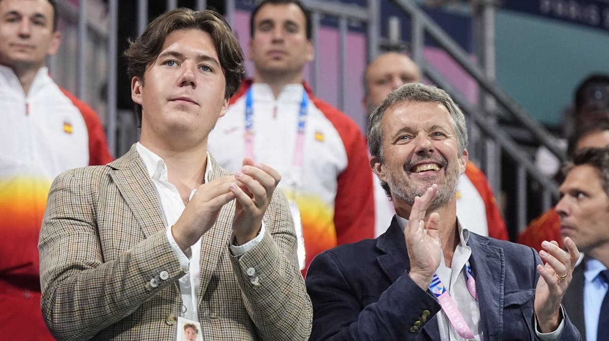 Kronprins Christian og kong Frederik ved OL-finalen i Lille. 