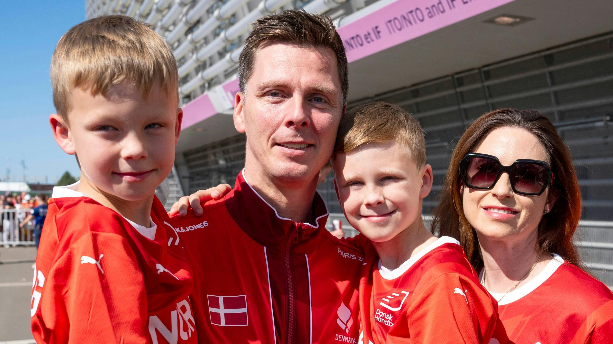 Hans Lindberg med hustruen Jeanette og deres to sønner.