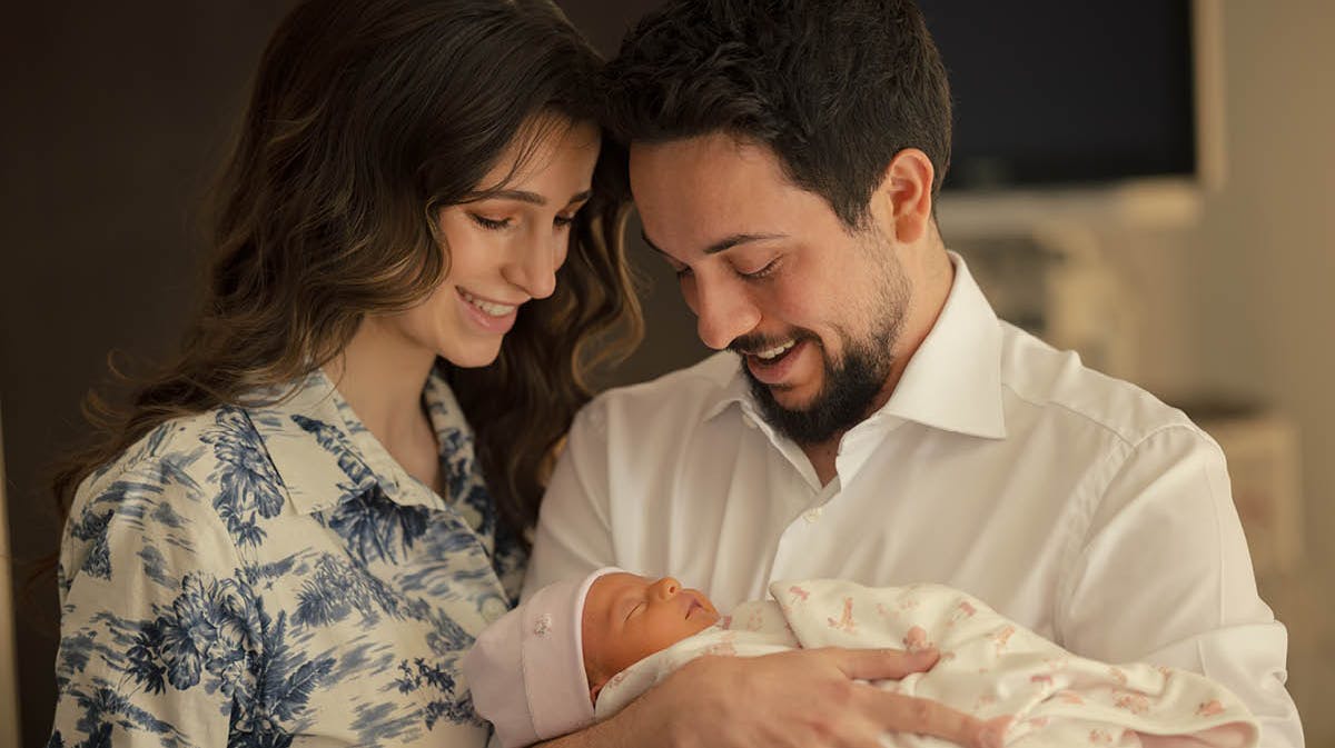 Kronprinsesse Rajwa og kronprins Hussein med deres lille datter, Iman.