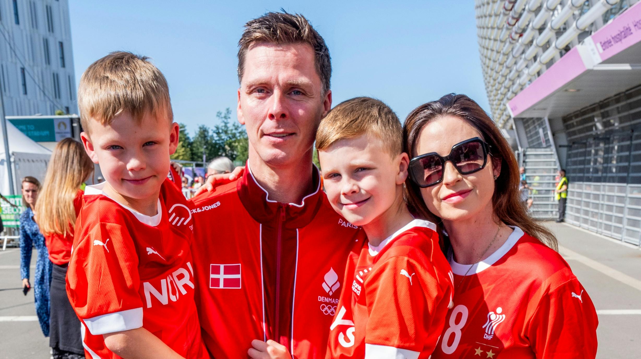 Hans Lindberg med sin hustru Jeanette og sønnerne Aron og Carl. 