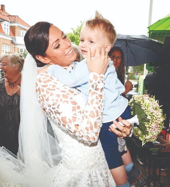 Lisbeth Østergaard med sønnen Viggo ved sit bryllup i 2016.