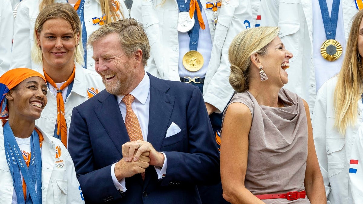 Kong Willem-Alexander og dronning Maxima stillede op til fællesbillede med OL-vinderne.