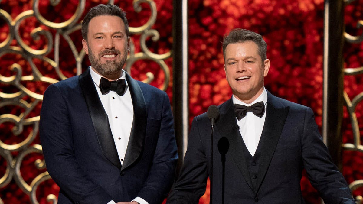 Ben Affleck og Matt Damon på scenen til Oscar-showet i 2017.