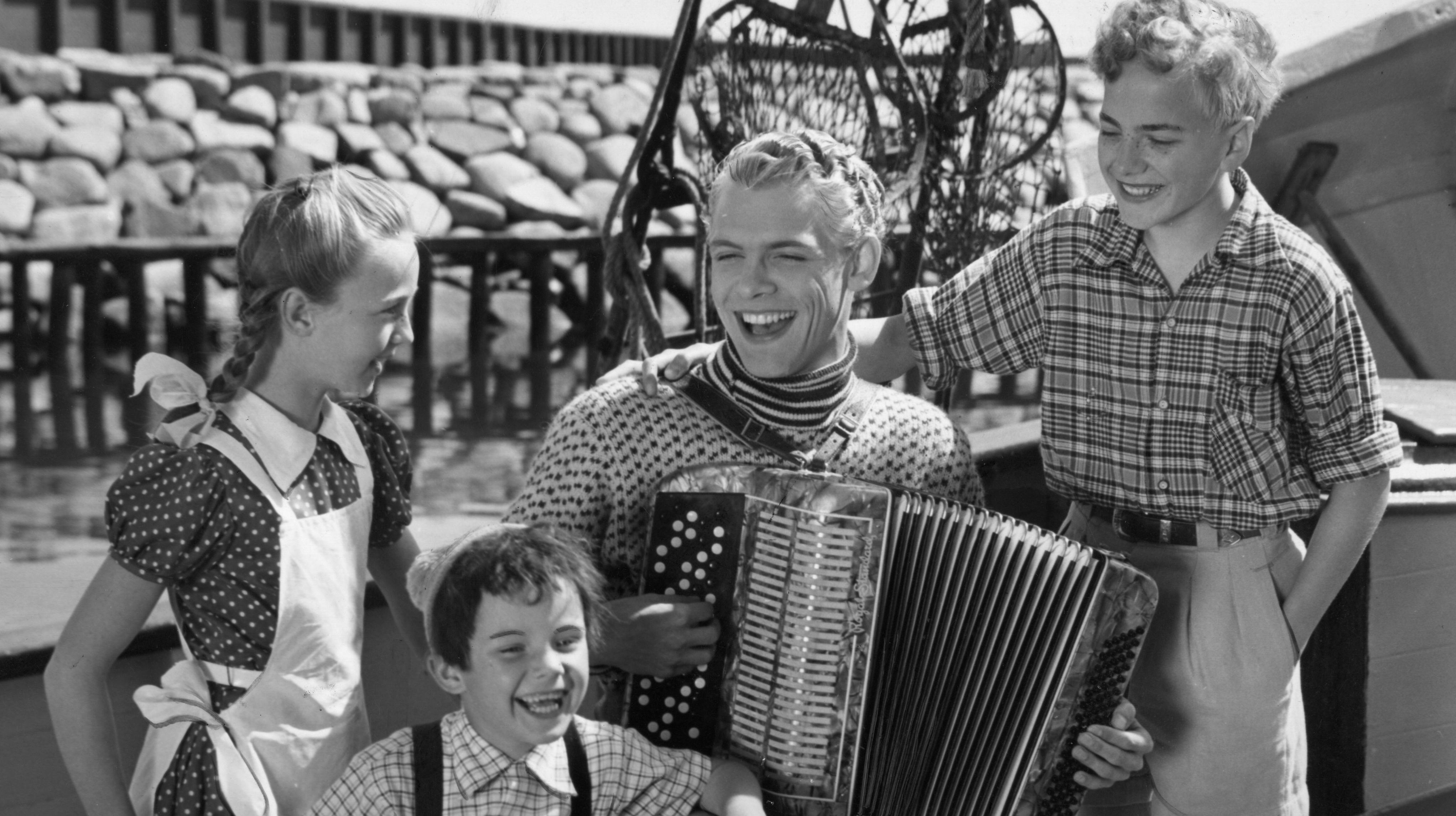 Rudi Hansen, Ole Neúmann, Ib Mosssin og Otto Møller Jensen, som Søs, lille Per, Ole og Peter.