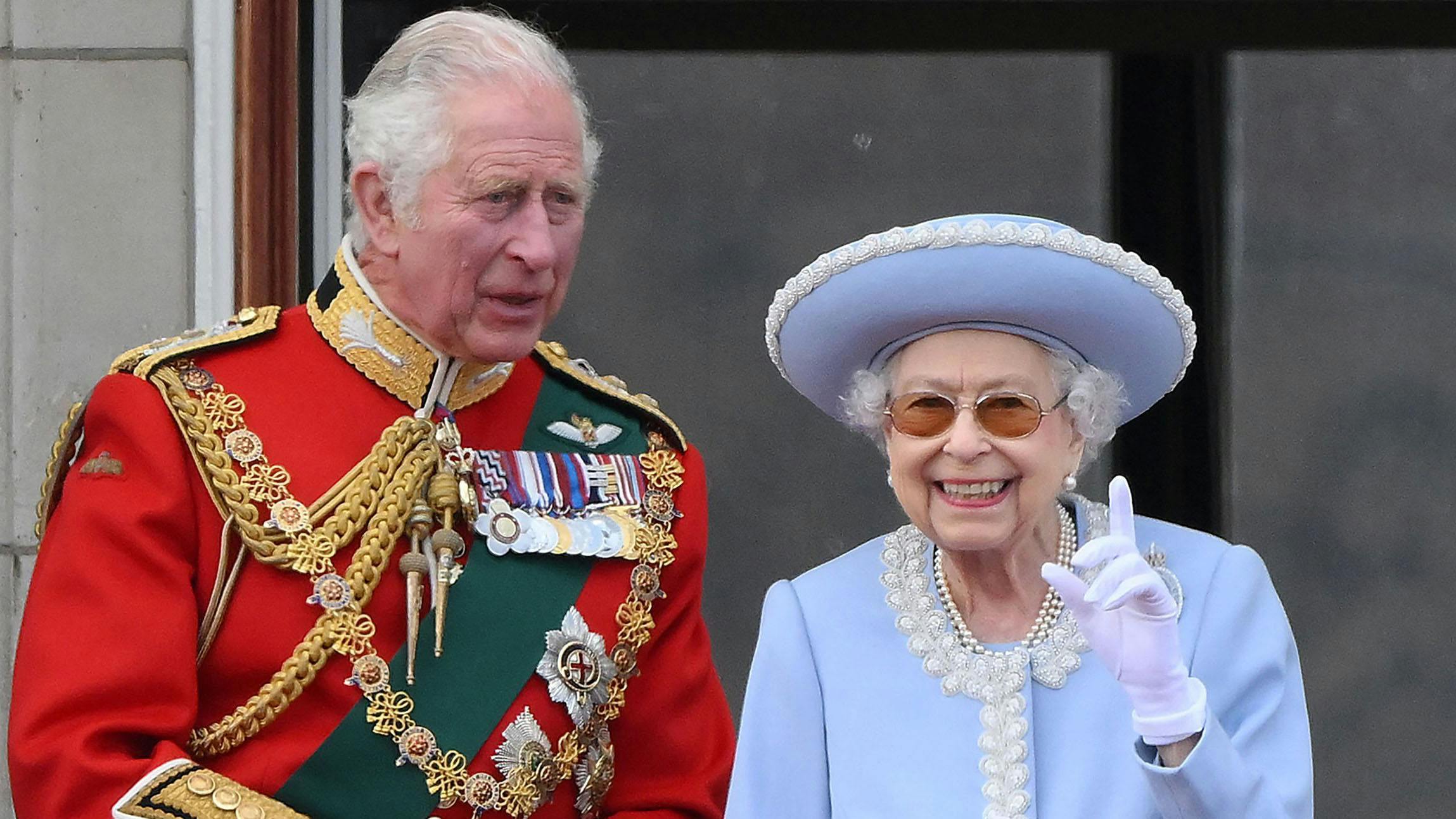 Den daværende prins Charles og dronning Elizabeth.