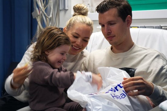 Hailey med sine forældre Nana og Frederik. 