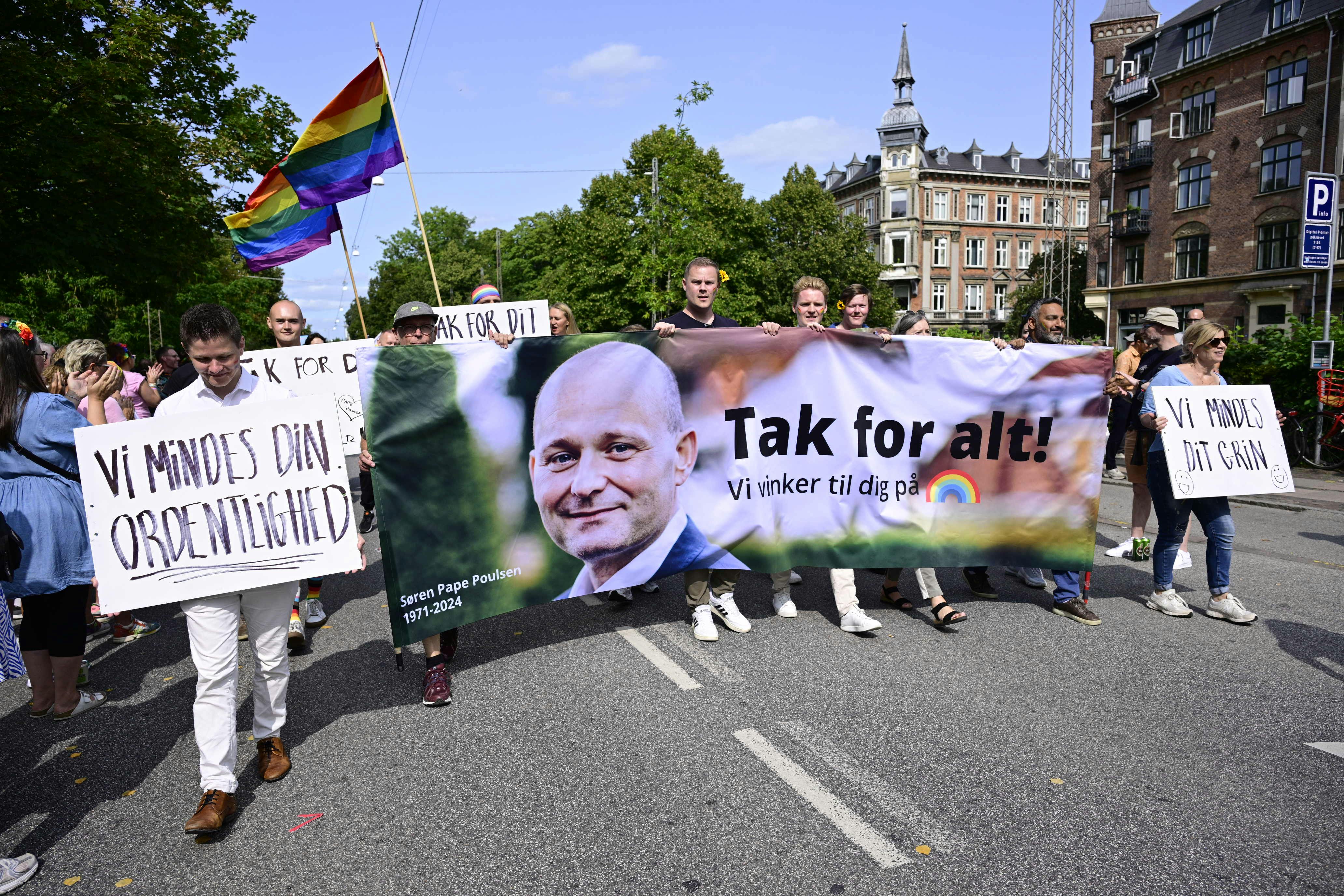 Et banner med Søren Pape Poulsens ansigt på blev båret igennem hovedstaden.