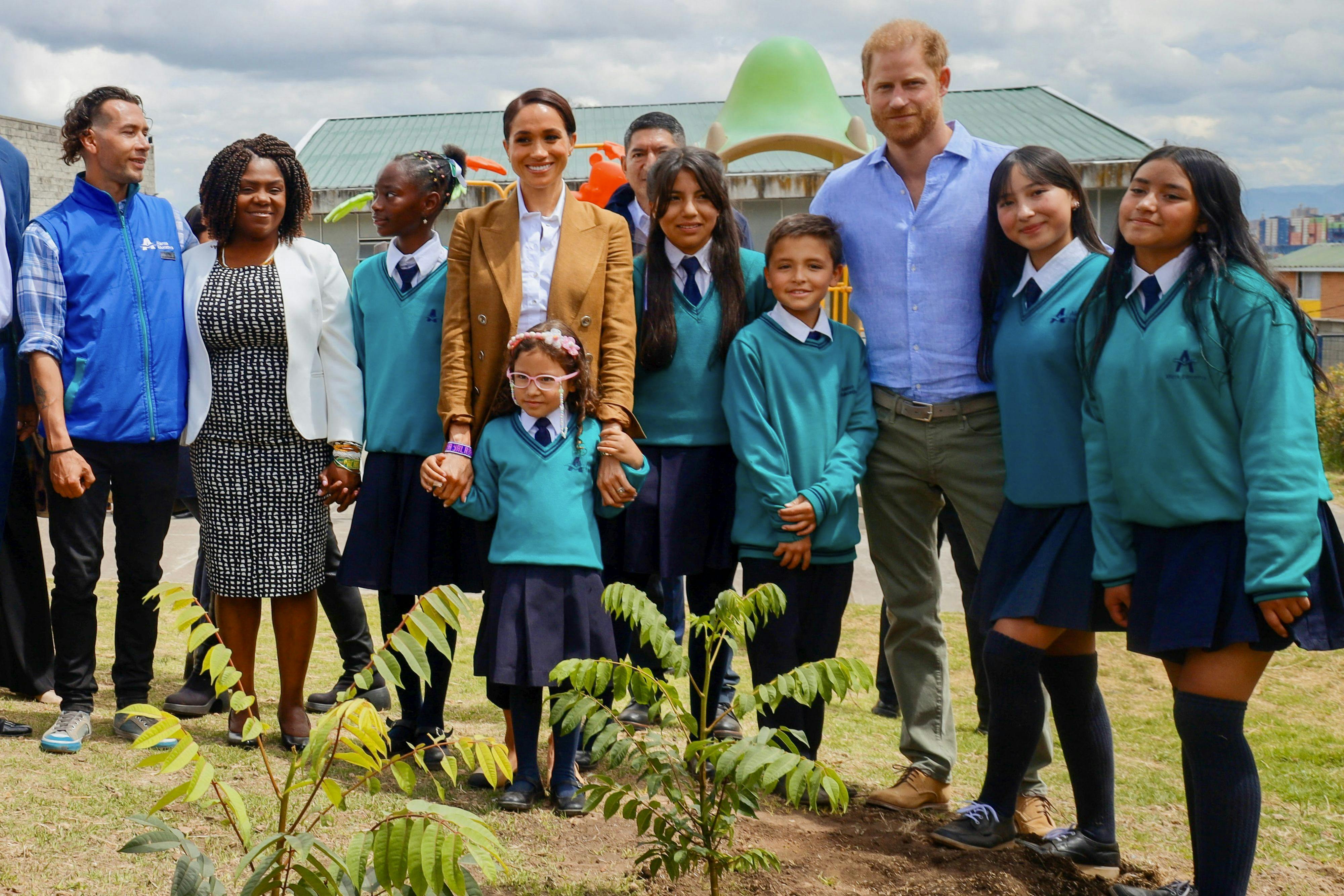 Prins Harry og hertuginde Meghan besøgte en lokal skole i Columbia.