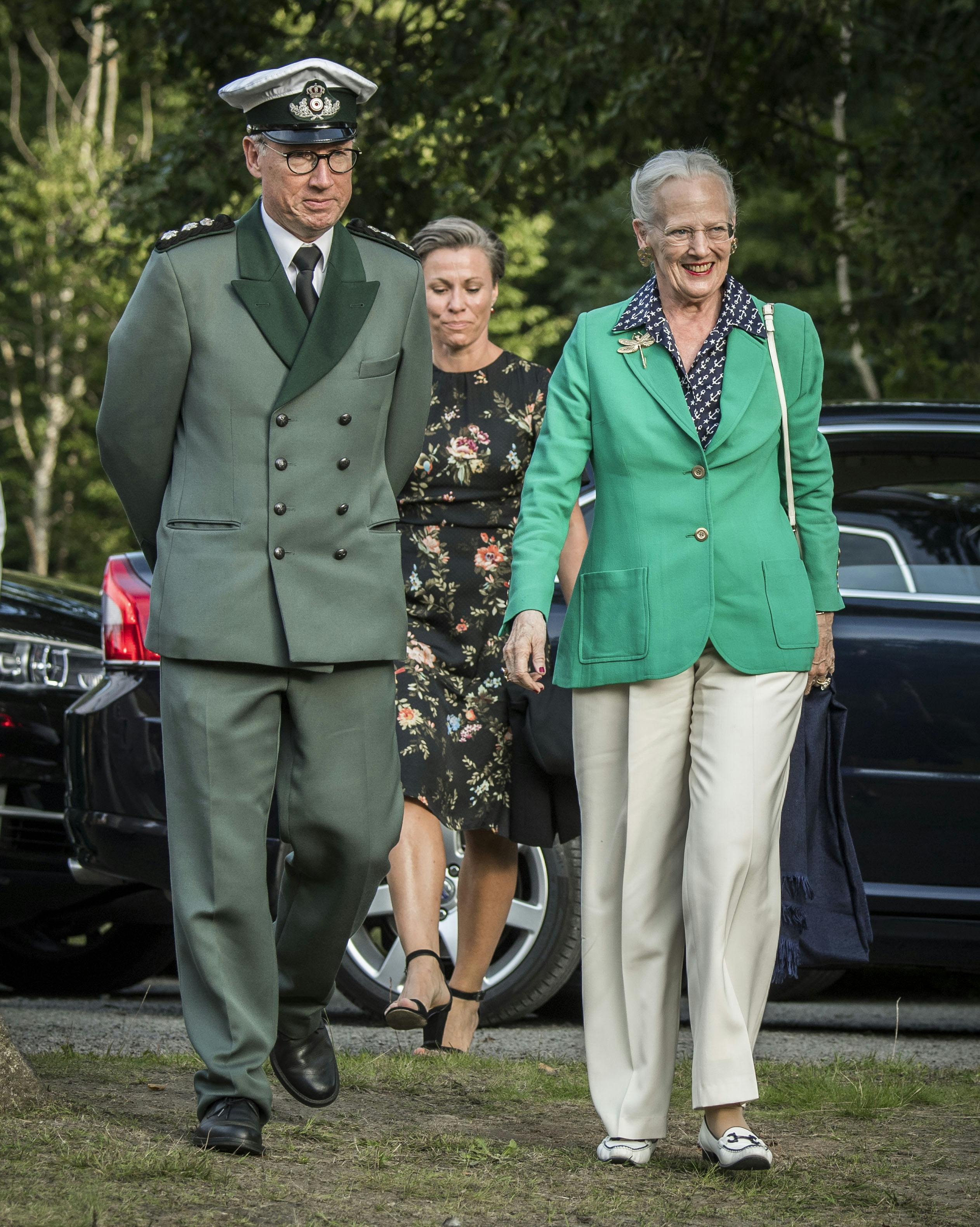 Dronning Margrethe besøger Bornholm på årets sommertogt. Dronning Margrethe deltager sammen med skovrider Søren Friese i en kombineret koncert og picnic ved  Kulturcentret Kyllingemoderen i Aakirkeby, den 30.08.2017. POOL 6A+6BJOURNALIST: Trine LarsenFOTOGRAF : Hanne JuulDronningen er i en grøn jakke og hvide bukser.