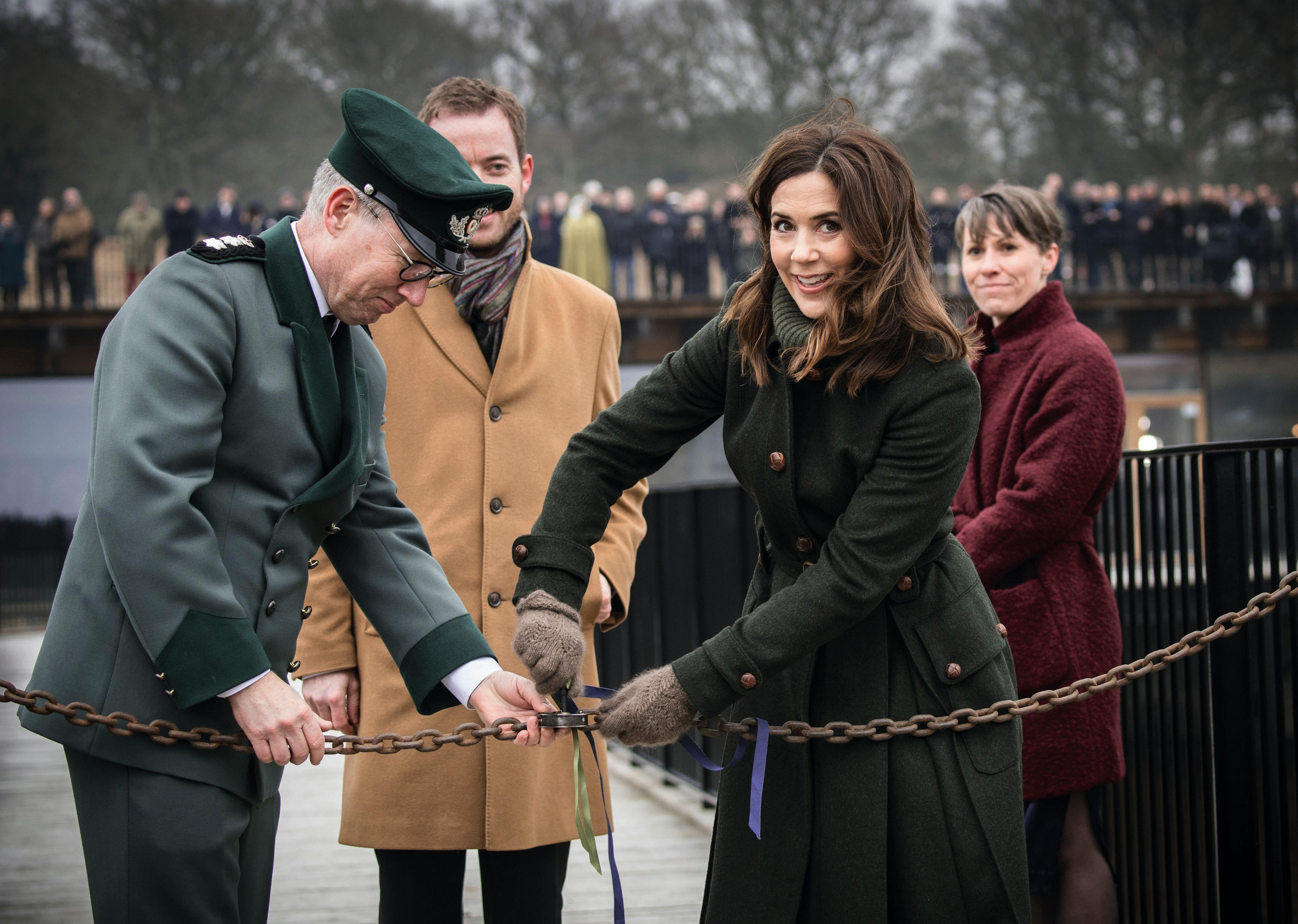 Kronprinsesse Mary åbner nyt besøgscenter ved Hammershus borgruin på Bornholm. Kronprinsessen bryder kæden ved åbningsceremonien. DATO : 20180322JOURNALIST: Marianne SingerFOTOGRAF : Hanne Juul