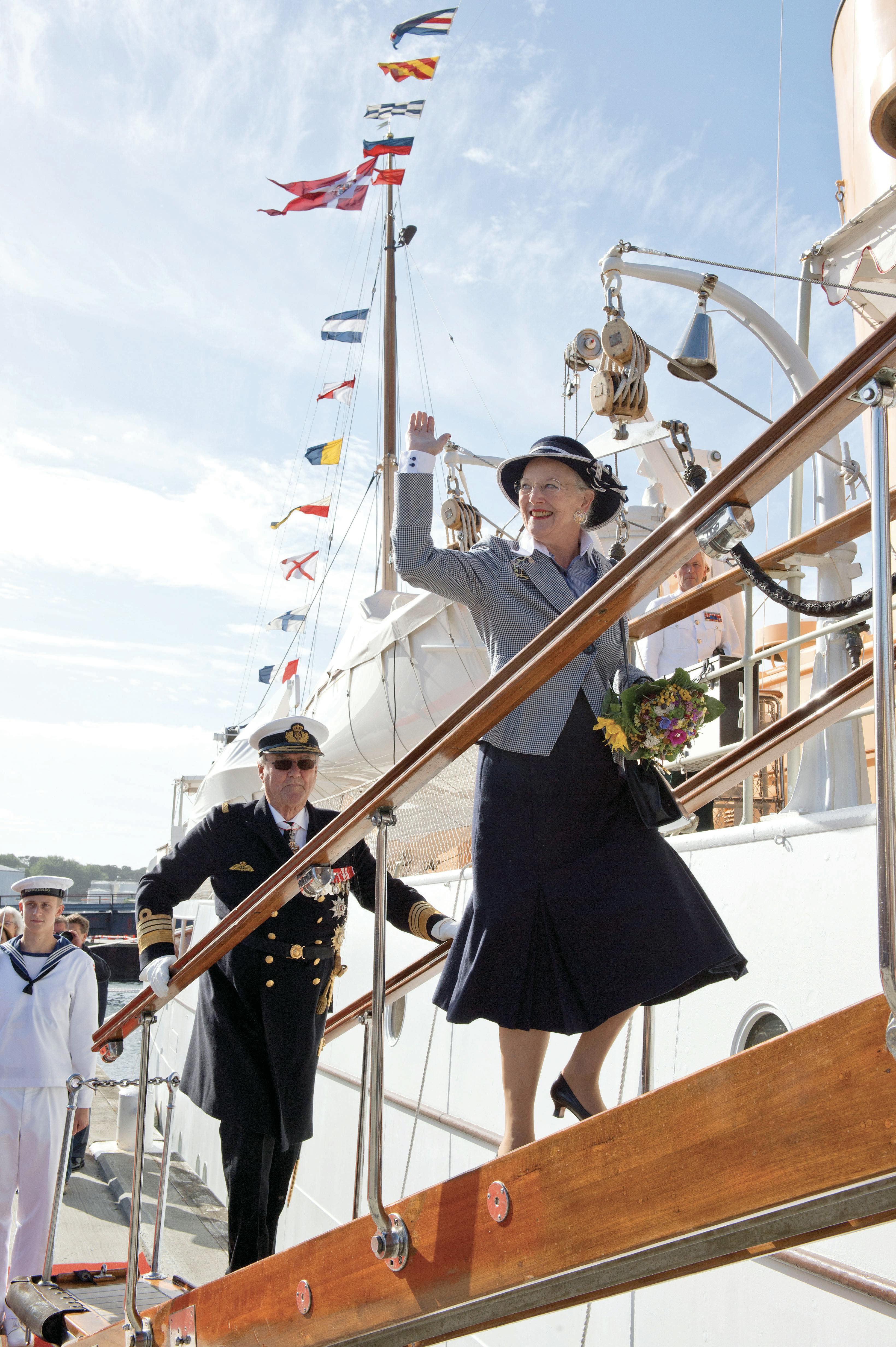 Regenparret besøger Bornholm på årets sommertogt. - Dronning Margrethe og prins Henrik på vej om bord på Kongeskibet Dannebrog. - Dato: 05.09.2012 - Foto: Jesper Sunesen / BILLED-BLADET