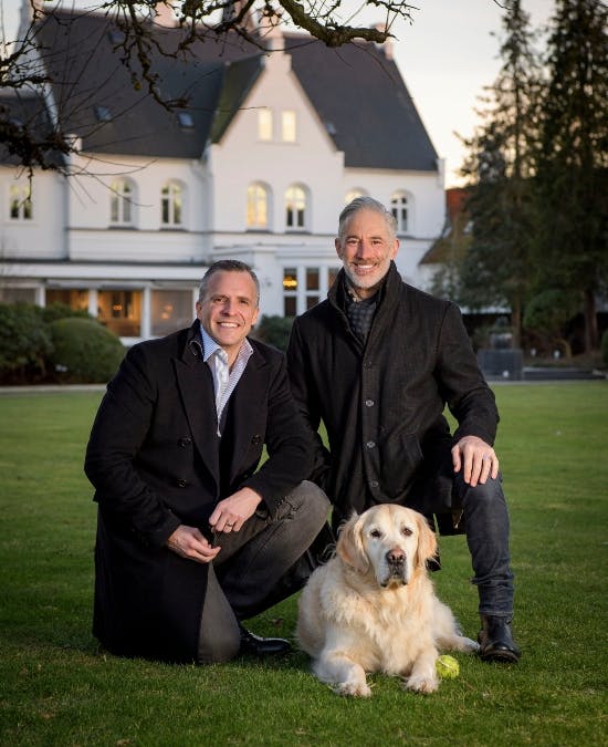 Rufus Gifford og Stephen DeVincent med hunden Argos.