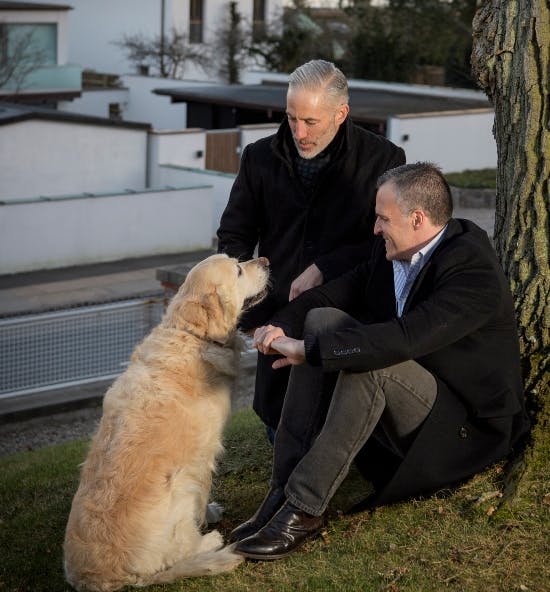 Rufus Gifford og Stephen DeVincent med hunden Argos.