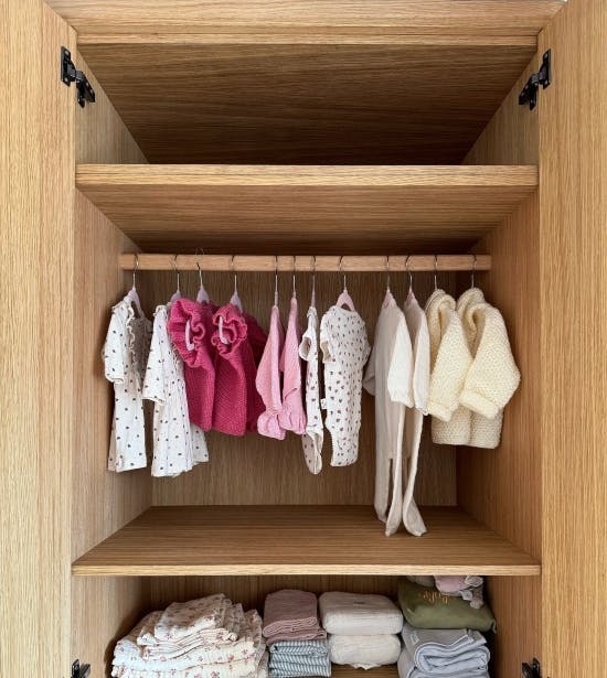 Det fine strikkede tøj til tvillingerne.