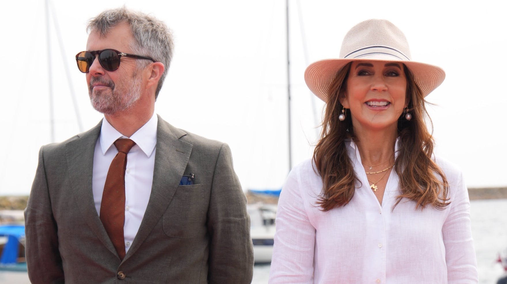 Kongeparret ankommer til Ærø. 