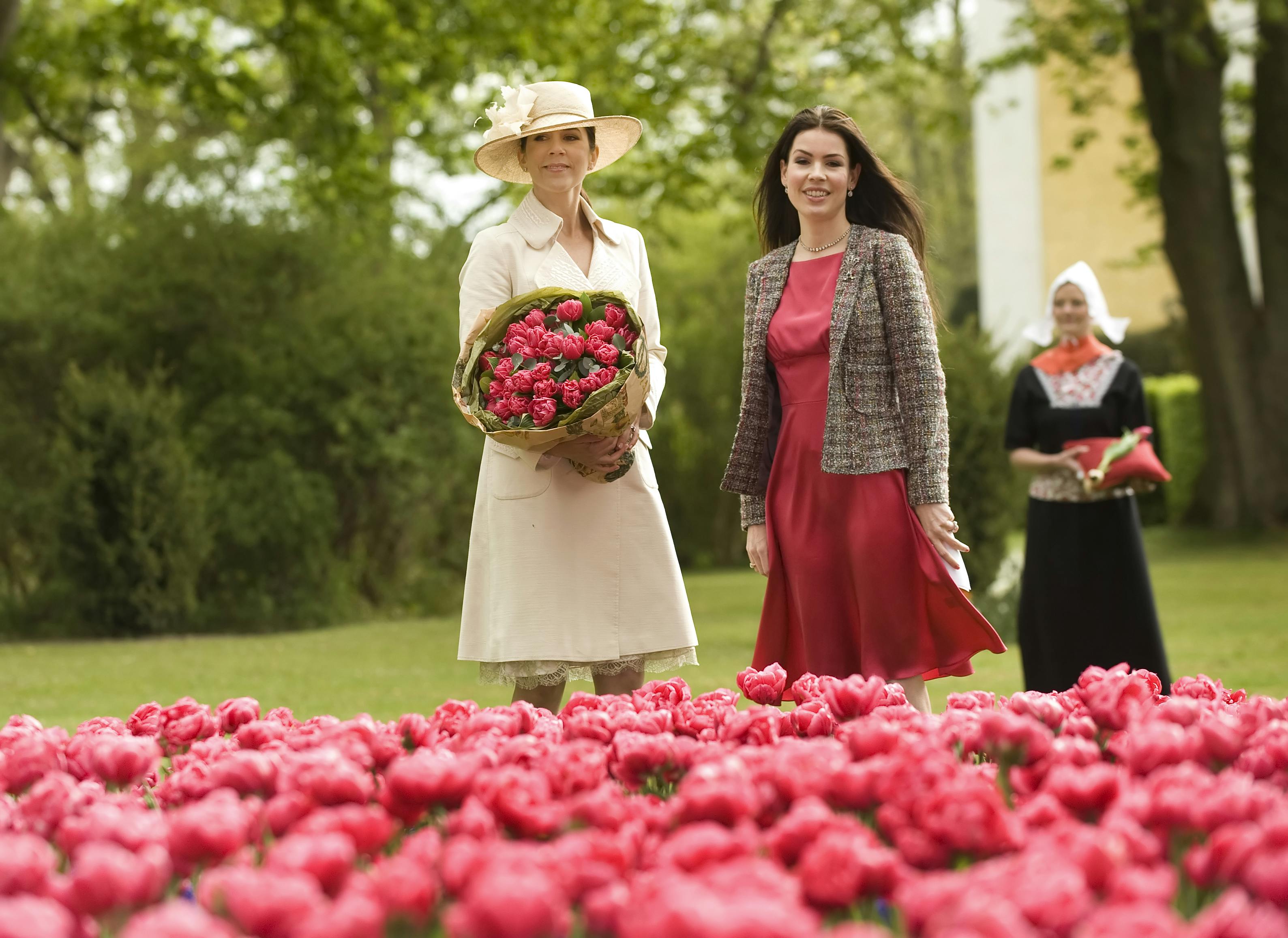 Daværende kronprinsesse Mary og Helle Redtz-Thott foran tulipanbedet i slotsparken i 2009.