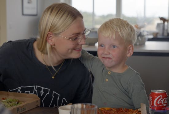 Konrad fra De sjældne danskere med sin mor Cecilie.