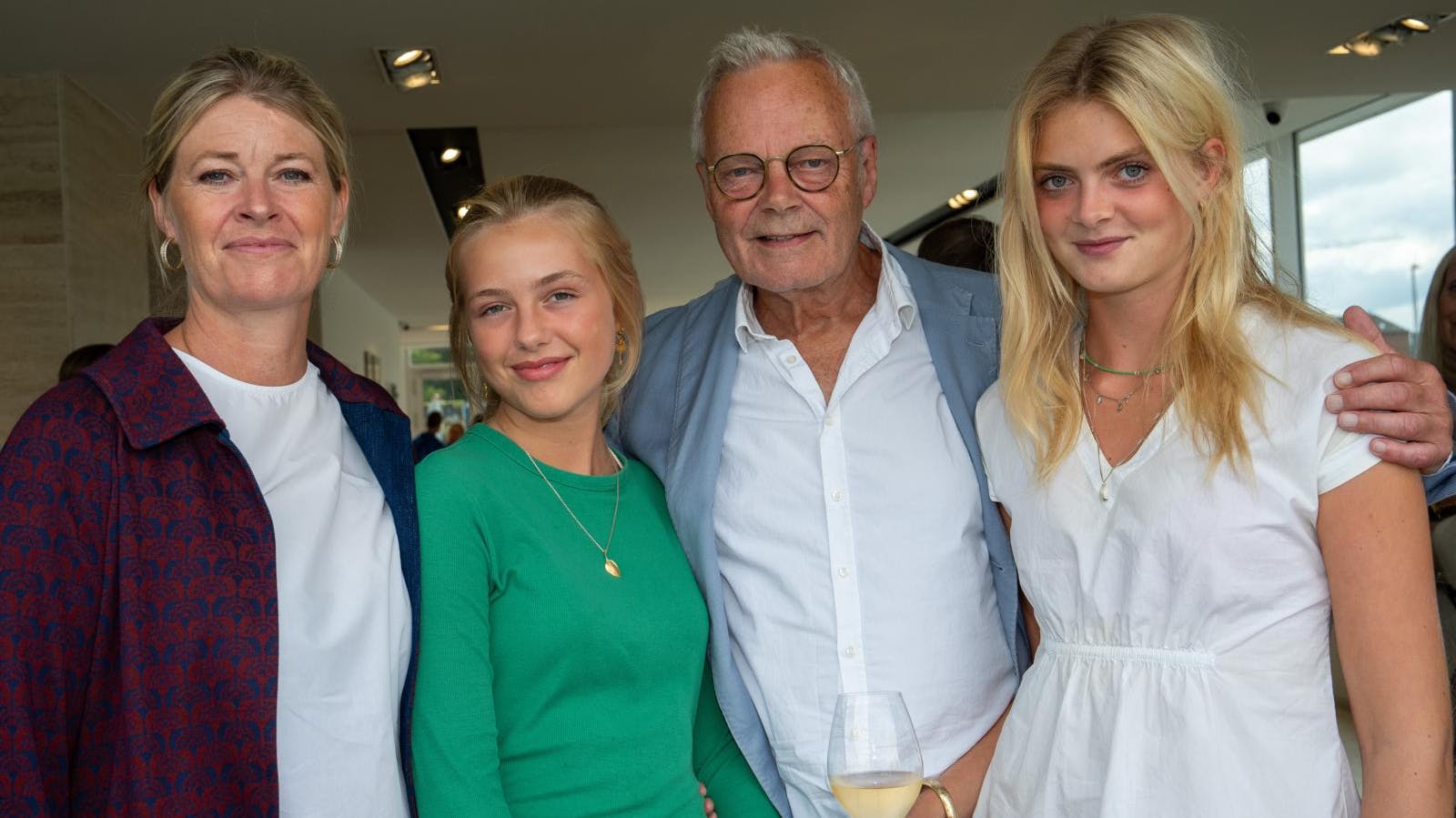 Jarl Friis-Mikkelsen og hustruen Susanne med døtrene Ella og Liva