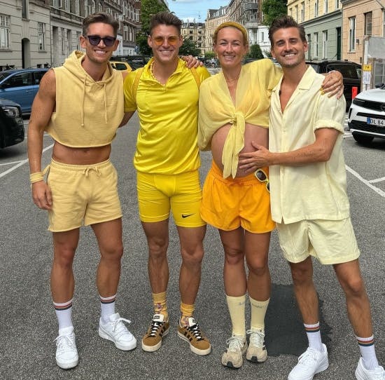 Morten og Frederik sammen med graviditetsvært Nanna og hendes mand Frederik.