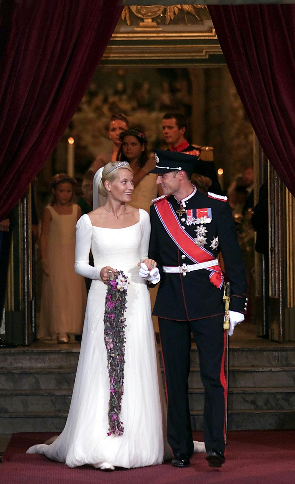 Norway's Crown Prince Haakon and his wife Crown Princess Mette-Marit leave the Oslo Cathedral after their wedding ceremony August 25, 2001. Norway's Crown Prince Haakon married a modern-day Cinderella in Oslo as thousands of Norwegians cheered in forgiving mood for their future queen's wild partying past. REUTERS/Christian Charisius. (Foto: CHRISTIAN CHARISIUS/SCANPIX NORDFOTO 2001)