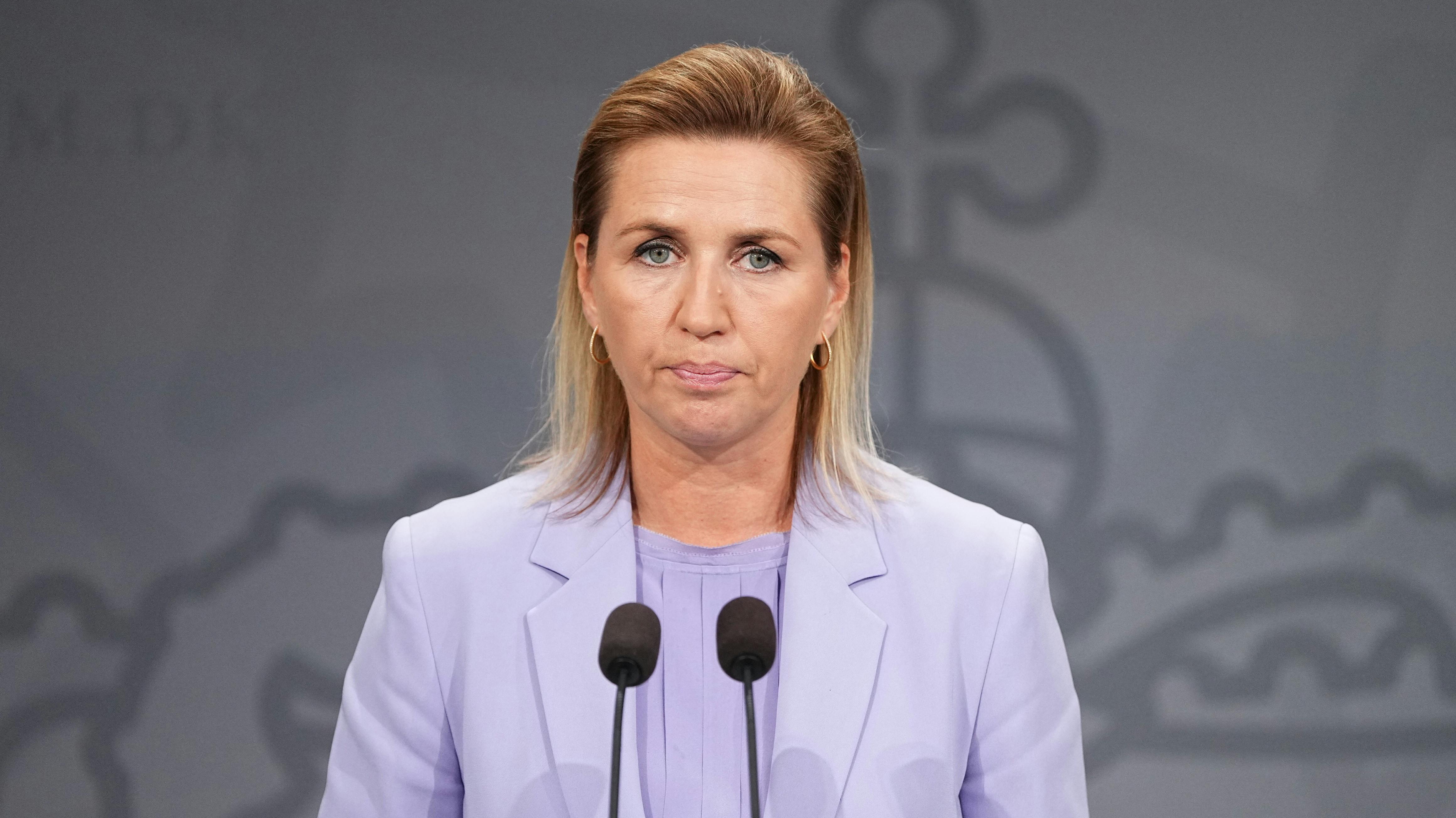 Mette Frederiksen med løst hår og lysere spidser.