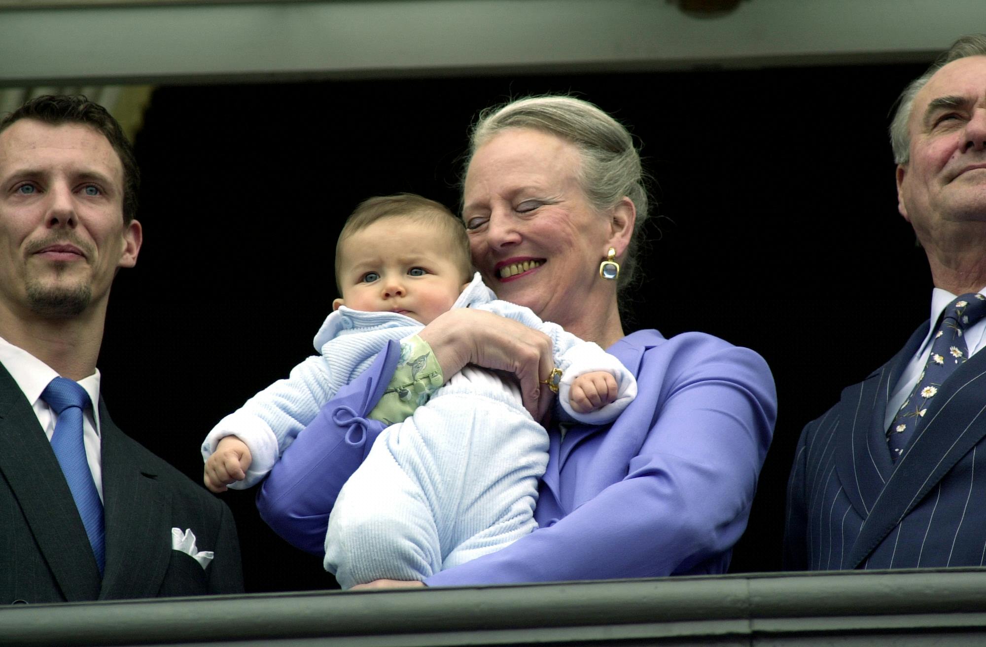 Dronning Margrethe med den lille prins Nikolai i favnen på balkonen på Amailenborg Slot. I anledning af dronning Margrethes 60 års fødselsdag - Dato: 16.04.2000 - FOTO: JESPER SUNESEN 