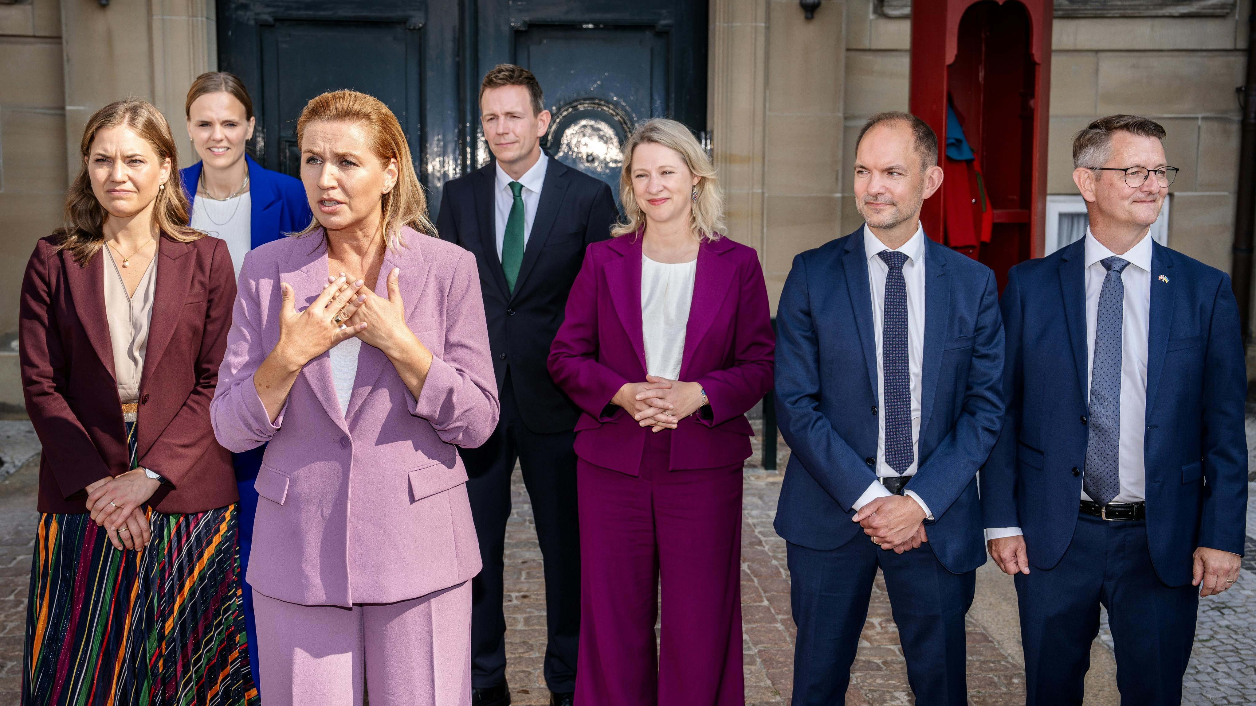 Mette Frederiksen og de nye ministre.