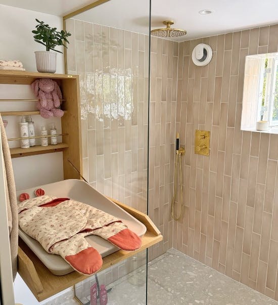 Det nye badeværelse med pusleplads.