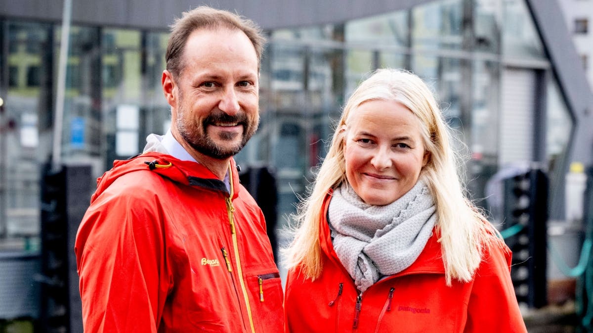 Kronprins Haakon og kronprinsesse Mette-Marit i Ålesund fredag formiddag. 